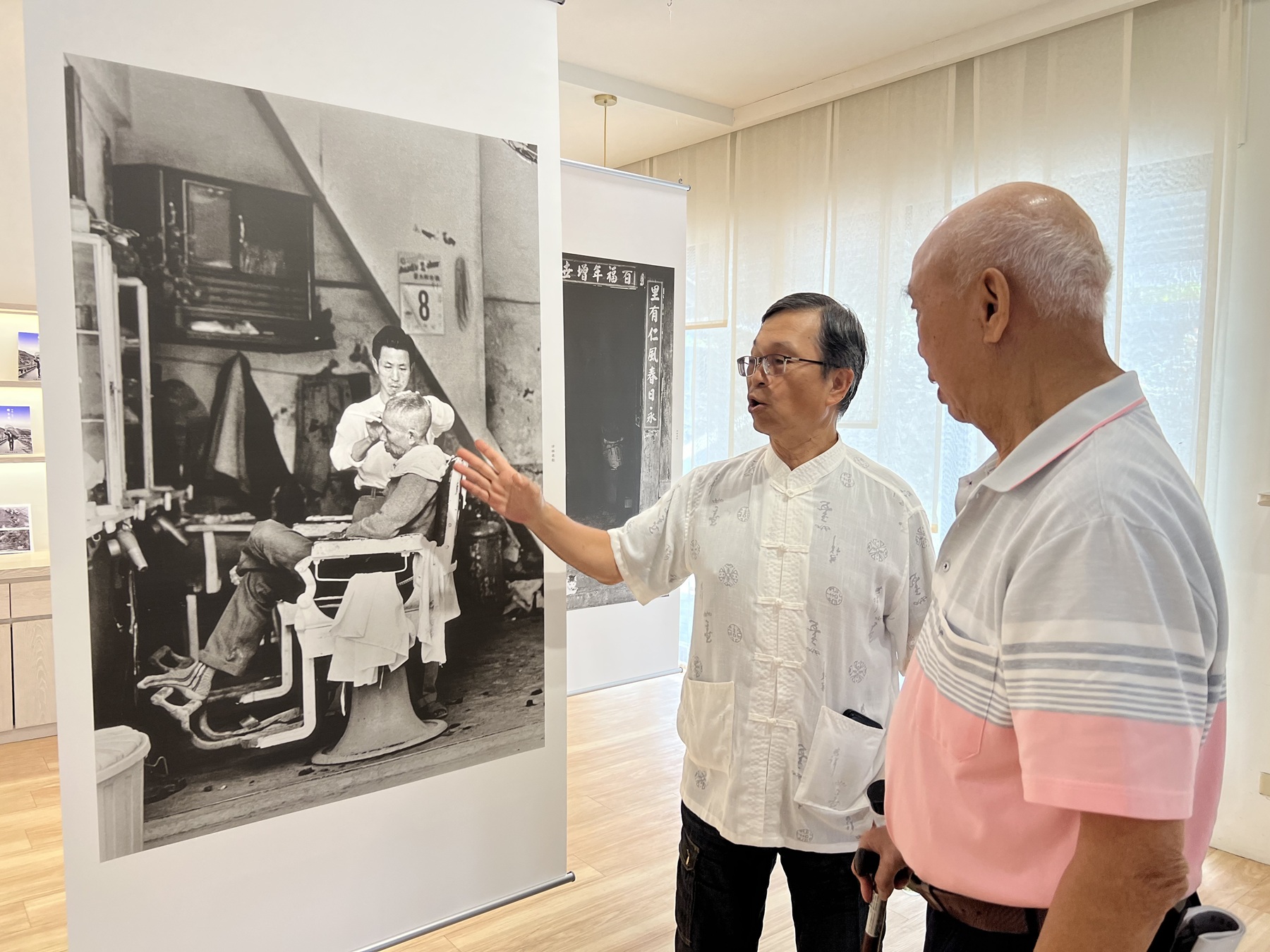 現場貴賓透過老照片分享在坪林的過往回憶。