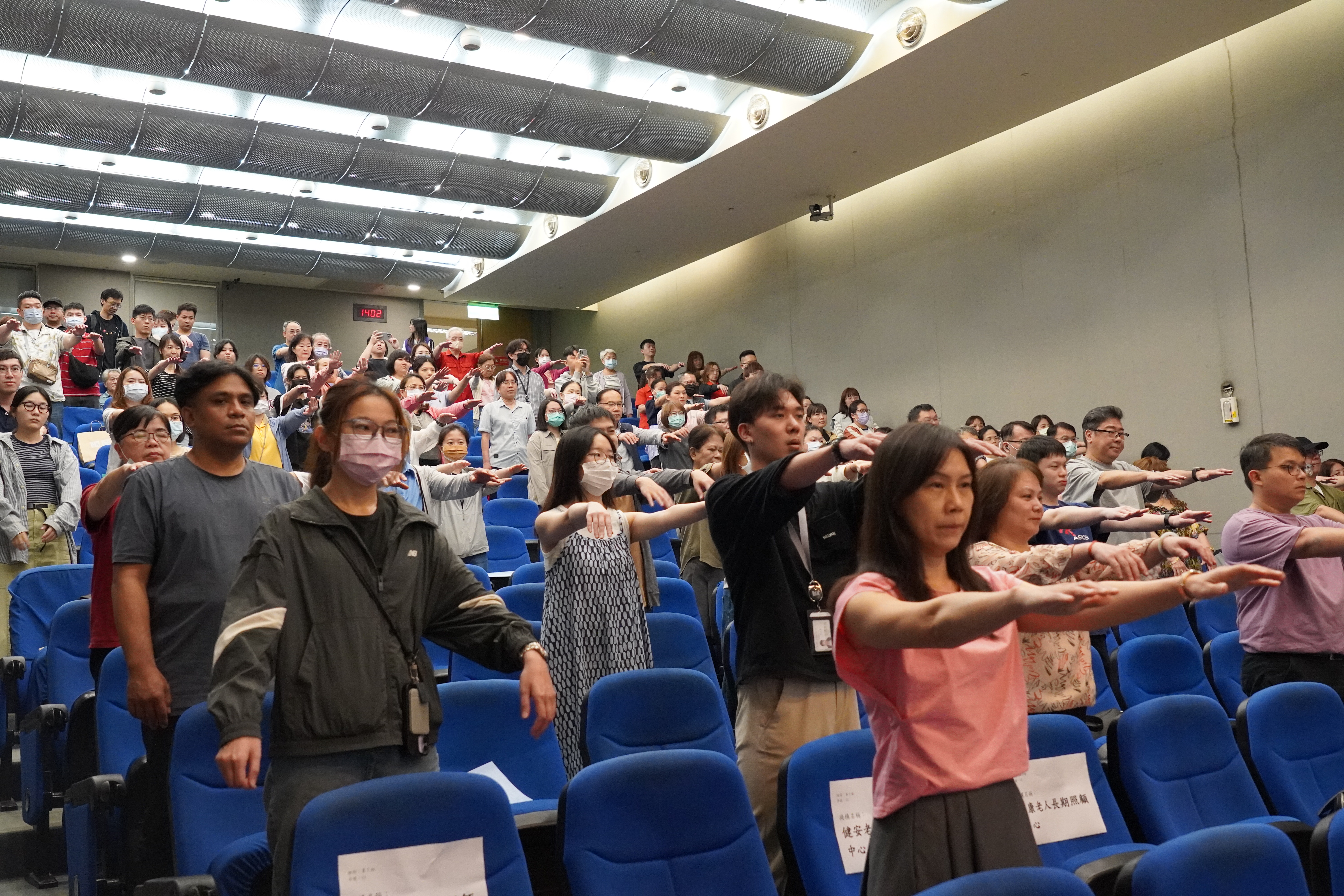  聯繫會報中各機構參與人員一起練習平甩功