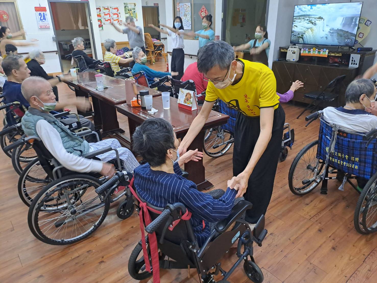  梅門進入長照機構帶領長者練習平甩功