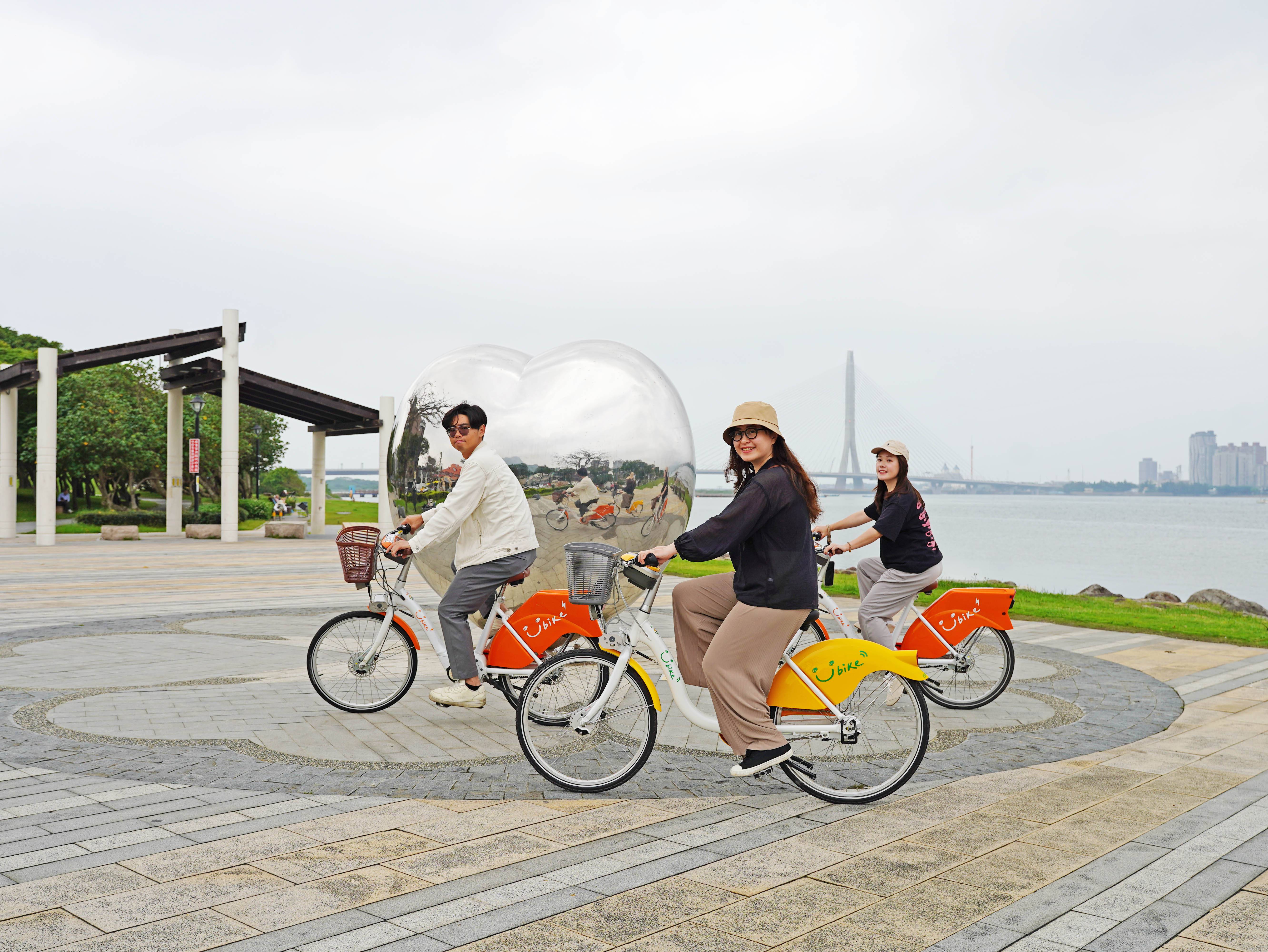 圖2. 八里左岸婚紗廣場-鏡收幸福裝置藝術與淡江大橋