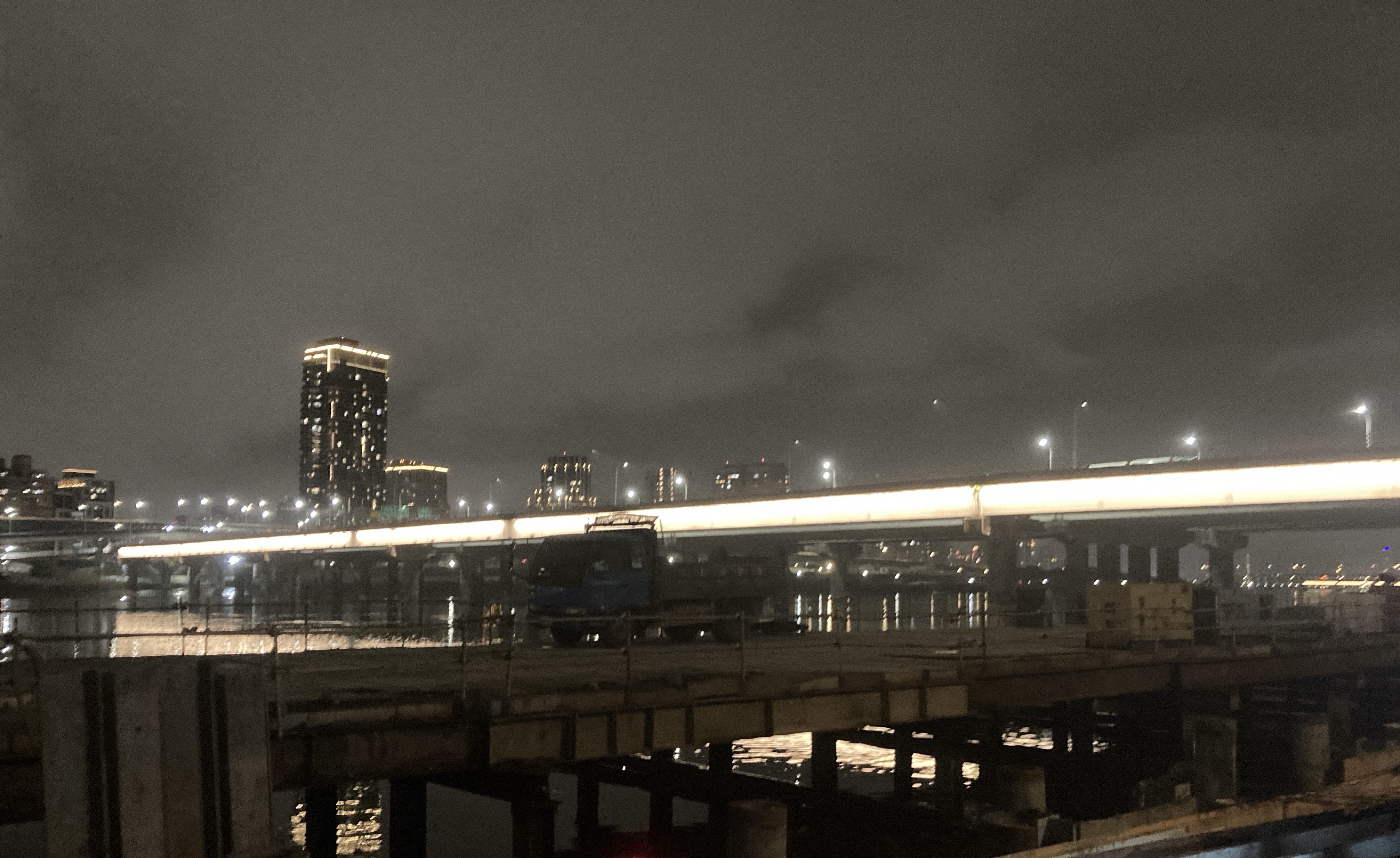 養工處辦理台北橋橋梁光雕維修工程，將於4月20日起至6月8日夜間施工，往三重方向外側車道將封閉，請用路人減速慢行。