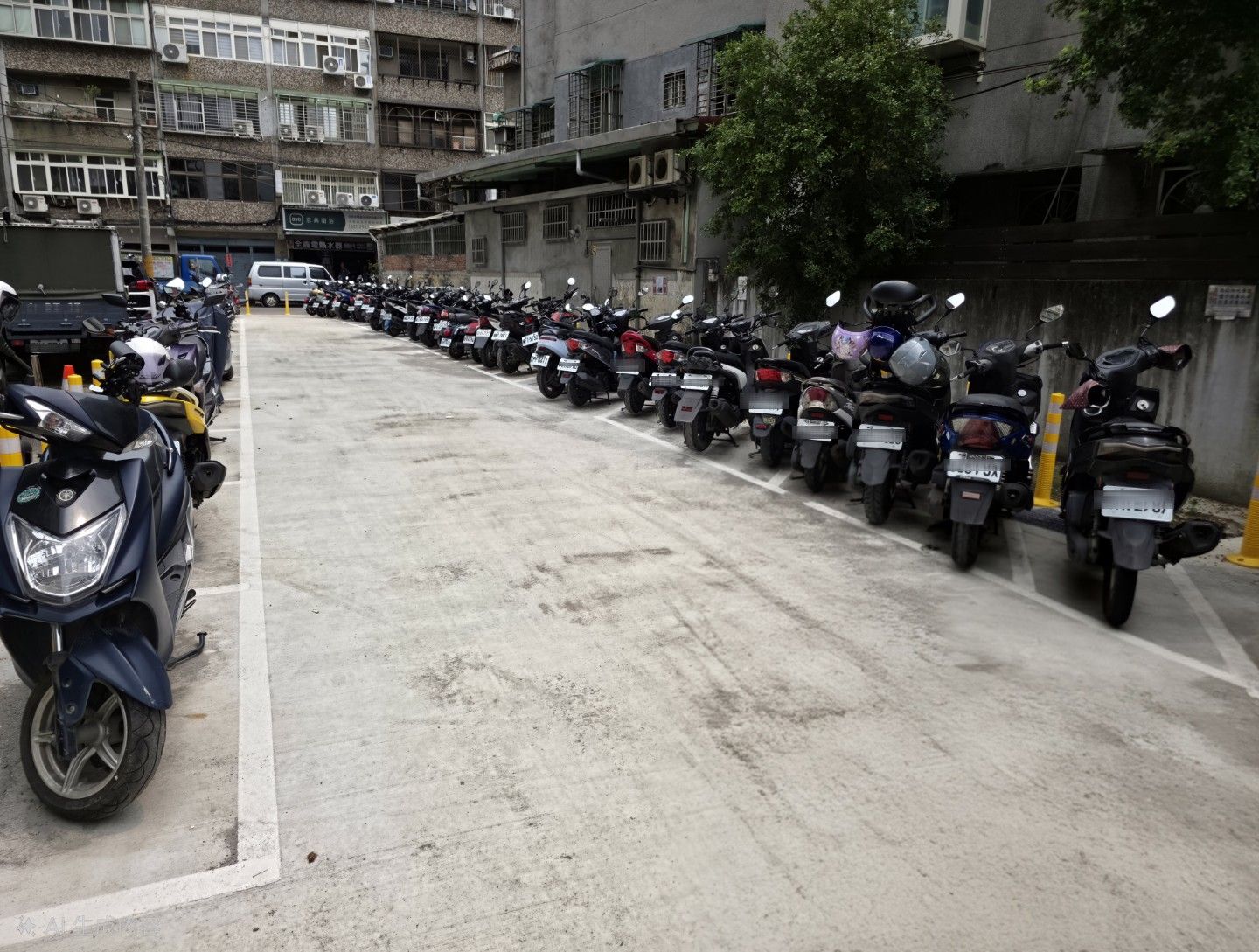 板橋區光正街透過「新北美樂地2.0」活化，原本閒置雜亂空地，打造成為貼近民生需求的停車空間，提升交通秩序與生活品質。圖為改善後。