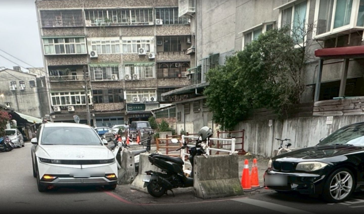 板橋區光正街透過「新北美樂地2.0」活化，原本閒置雜亂空地，打造成為貼近民生需求的停車空間，提升交通秩序與生活品質。圖為改善前。