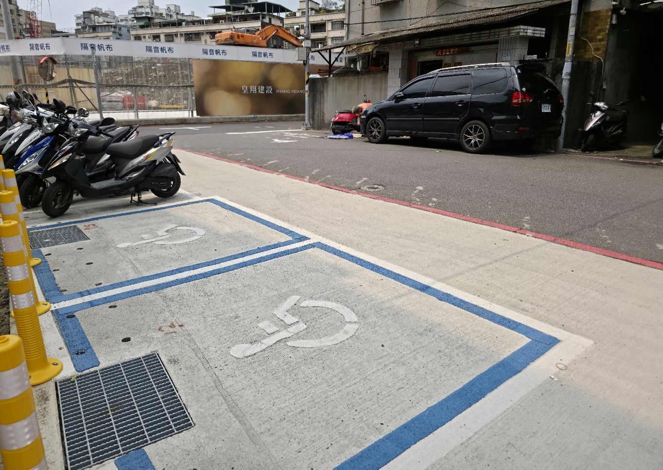 板橋區光正街長期遭私人占用，養工處依法完成排除並納入「新北美樂地2.0」專案，成功轉型為機車停車場。圖為改善後