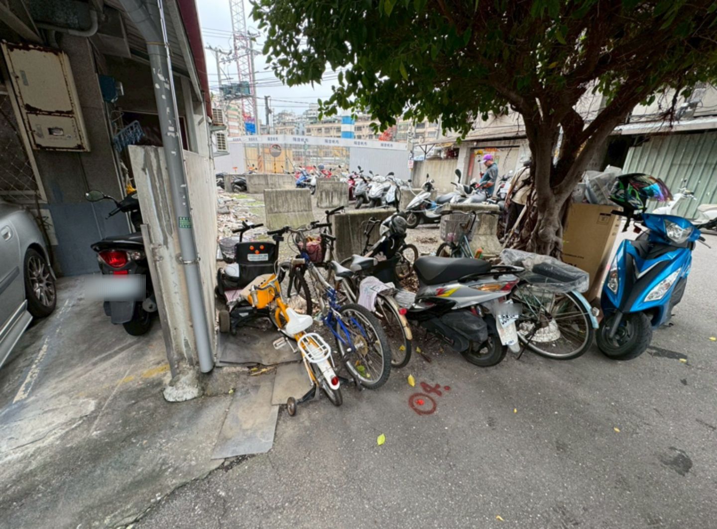 板橋區光正街長期遭私人占用，養工處依法完成排除並納入「新北美樂地2.0」專案，成功轉型為機車停車場。圖為改善前。