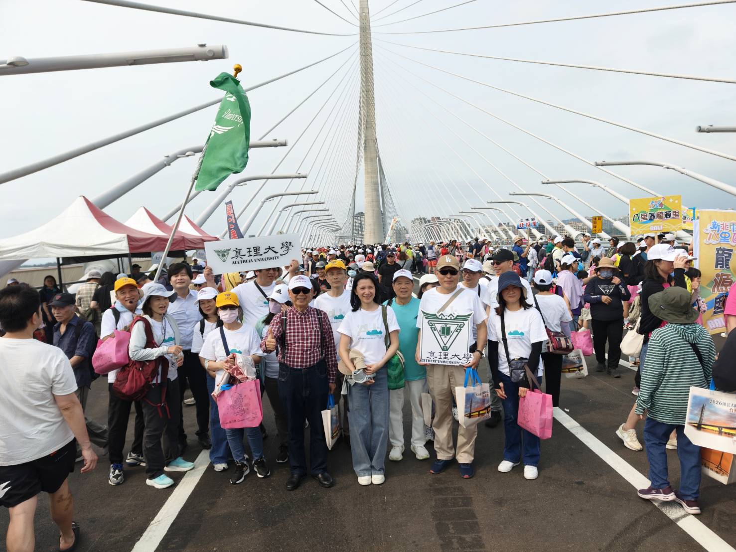 今日有上萬市民朋友以「漫步」方式，率先踏上淡江大橋這座橫跨淡水河的地標。