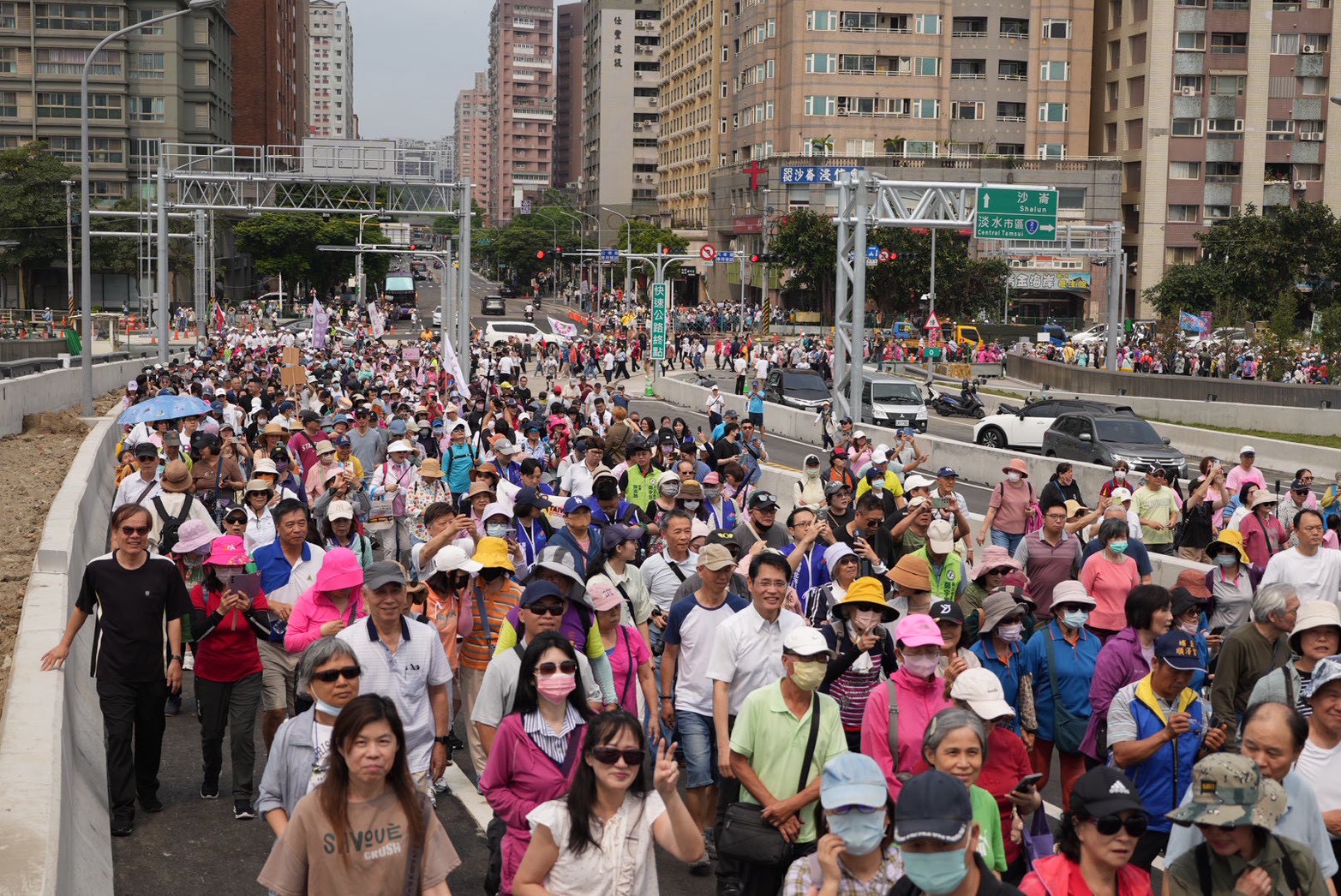 今日有上萬市民以「漫步」方式，率先踏上淡江大橋這座橫跨淡水河的地標。