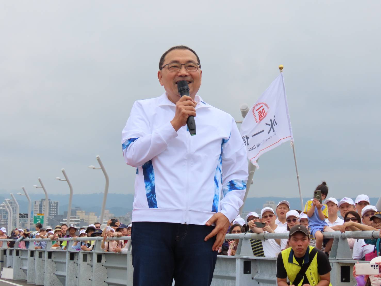 侯友宜表示，淡江大橋除交通外，也讓我們環境變得更優質、更好，最重要的是要帶給我們對自然、對地景的尊重。並感謝中央與地方不分你我一起合作。