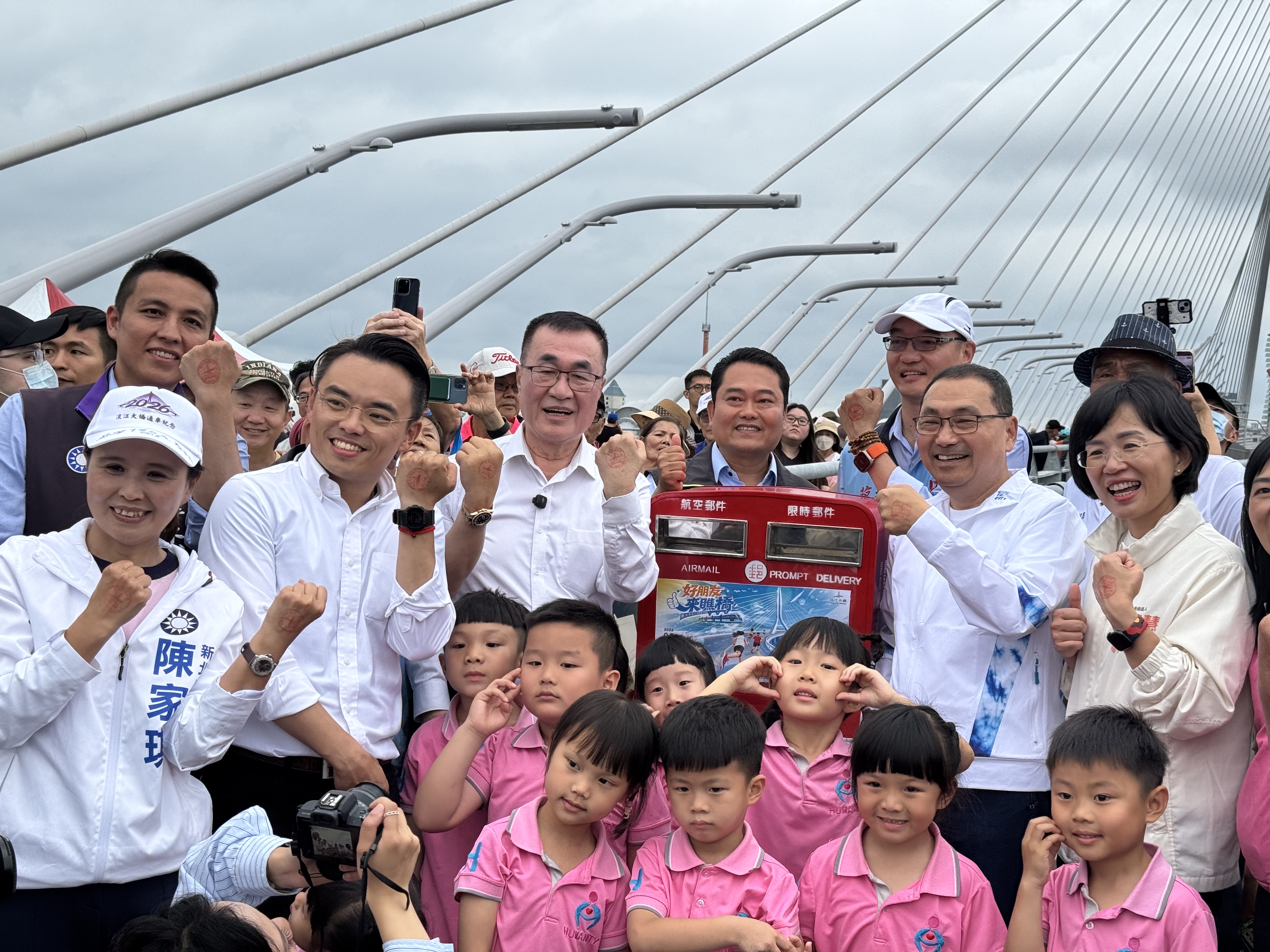 市長與幼兒園小朋友一起在紀念明信片上寫下願望、蓋下紀念戳章，投入郵筒，寄託對未來的憧憬。