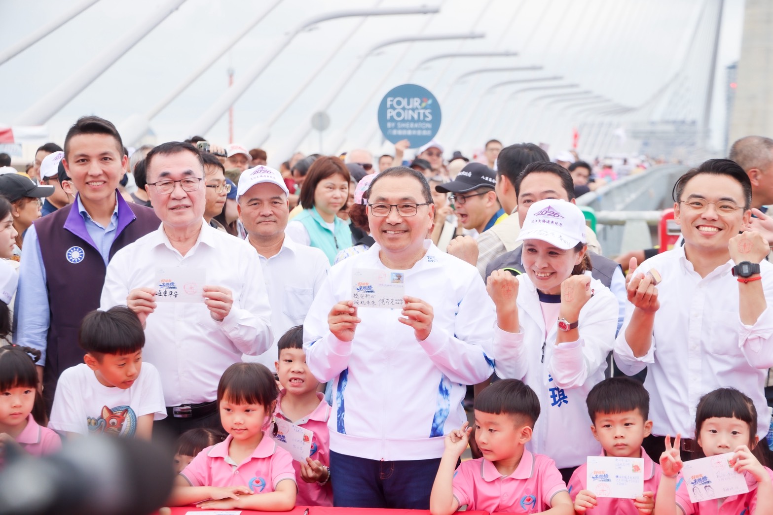 侯友宜說，其巧妙的單塔不對稱設計，完美融入淡水夕照景觀。