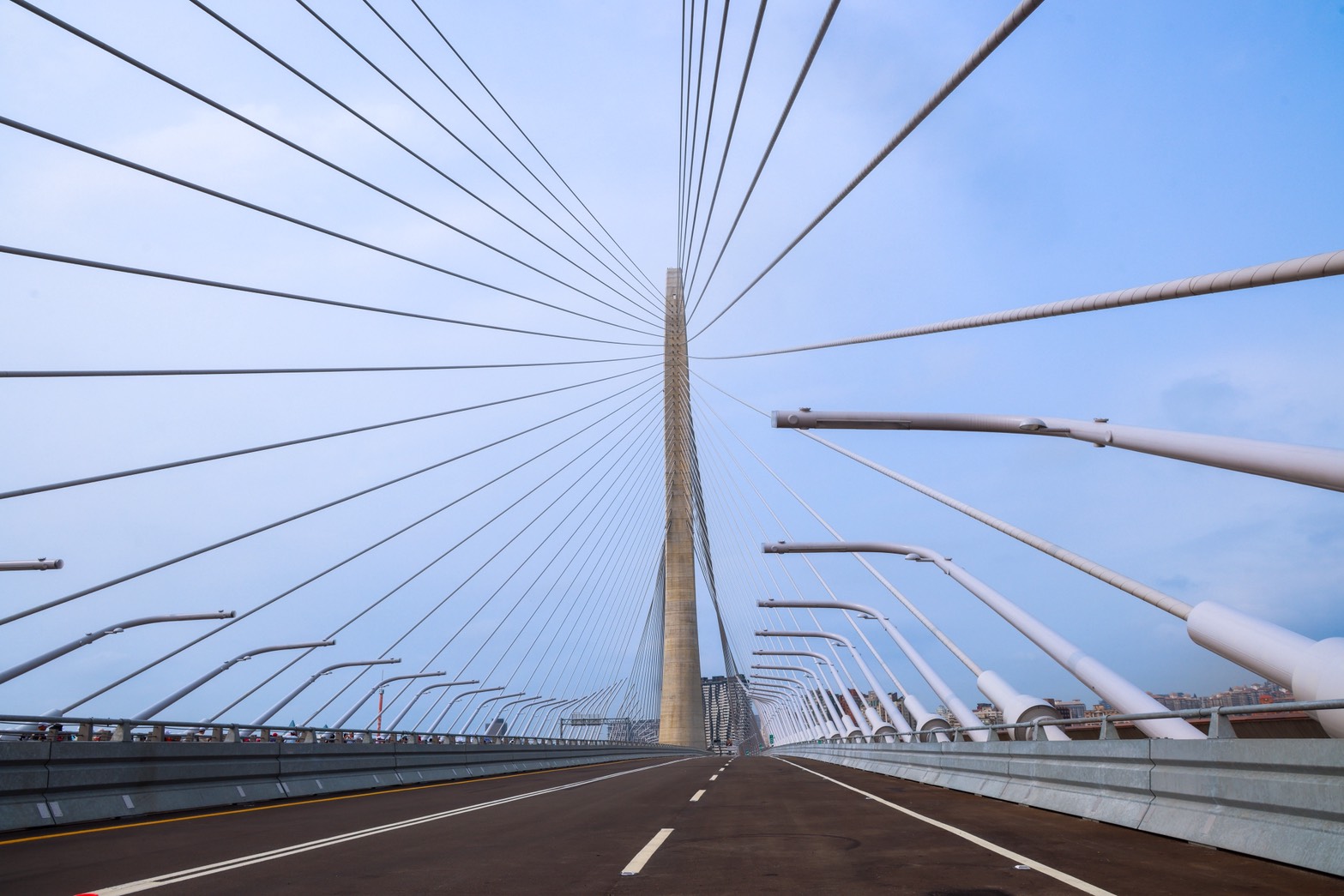 侯友宜表示，淡江大橋主橋塔形狀如人們雙手合十，象徵觀音山的觀音為新北祈福；其橋身如舞者律動般曲線，呼應著淡水的自然地景。