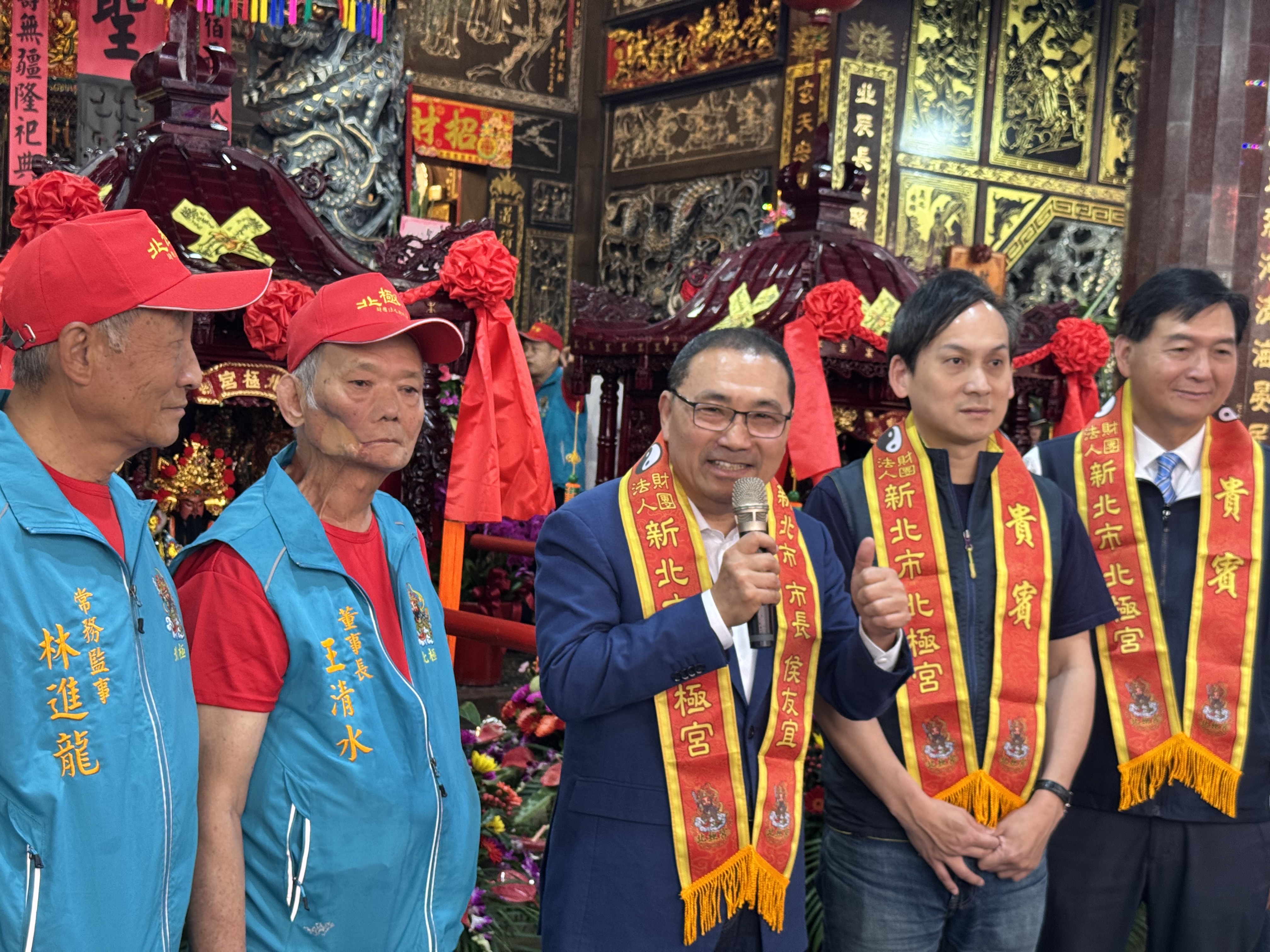 明（19）日是玄天上帝聖誕，市長侯友宜今（18）日前往板橋北極宮參香賀壽、參加玄天上帝聖駕遶境祈福，現場神轎出巡、45藝陣齊聚，展現濃厚宗教生命力。