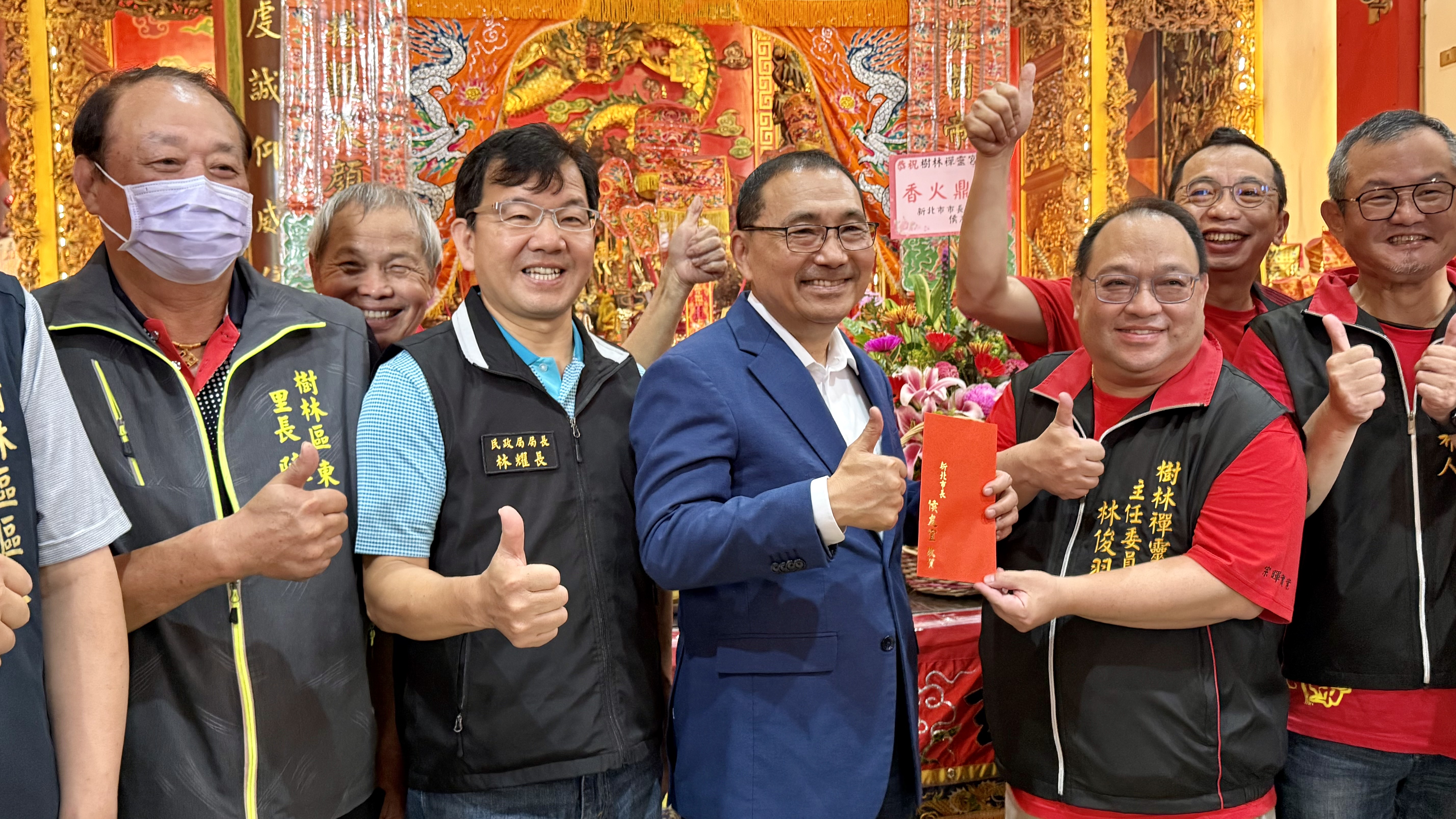 侯友宜至樹林禪靈宮參拜並致贈「保境佑民」匾額，感謝廟方長期興辦公益慈善，回饋地方鄰里，並祝賀玄天上帝聖誕千秋。