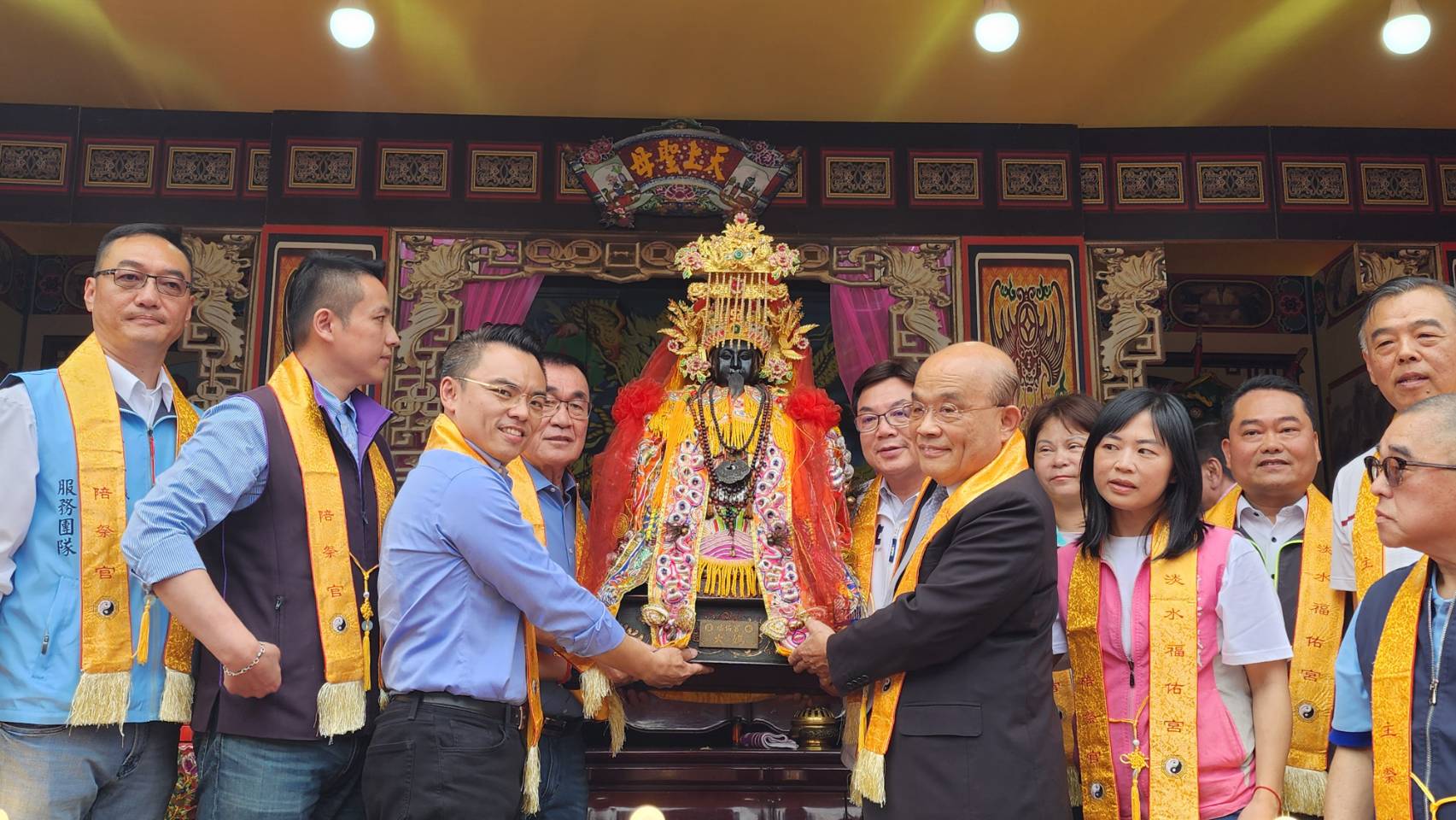 劉副市長和然代表市長前往淡水老街廣場，出席「淡水福佑宮丙午年淡水媽祈安遶境」；為媽祖暖壽並恭迎淡水媽聖駕上轎。