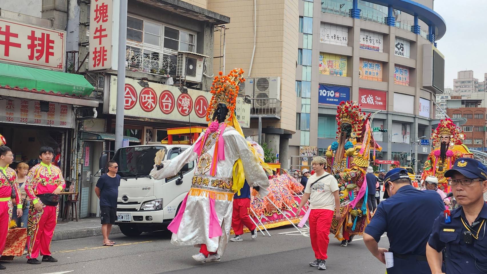 副市長劉和然代表市長侯友宜前往淡水老街廣場，出席「淡水福佑宮丙午年淡水媽祈安遶境」；為媽祖暖壽並恭迎淡水媽聖駕上轎