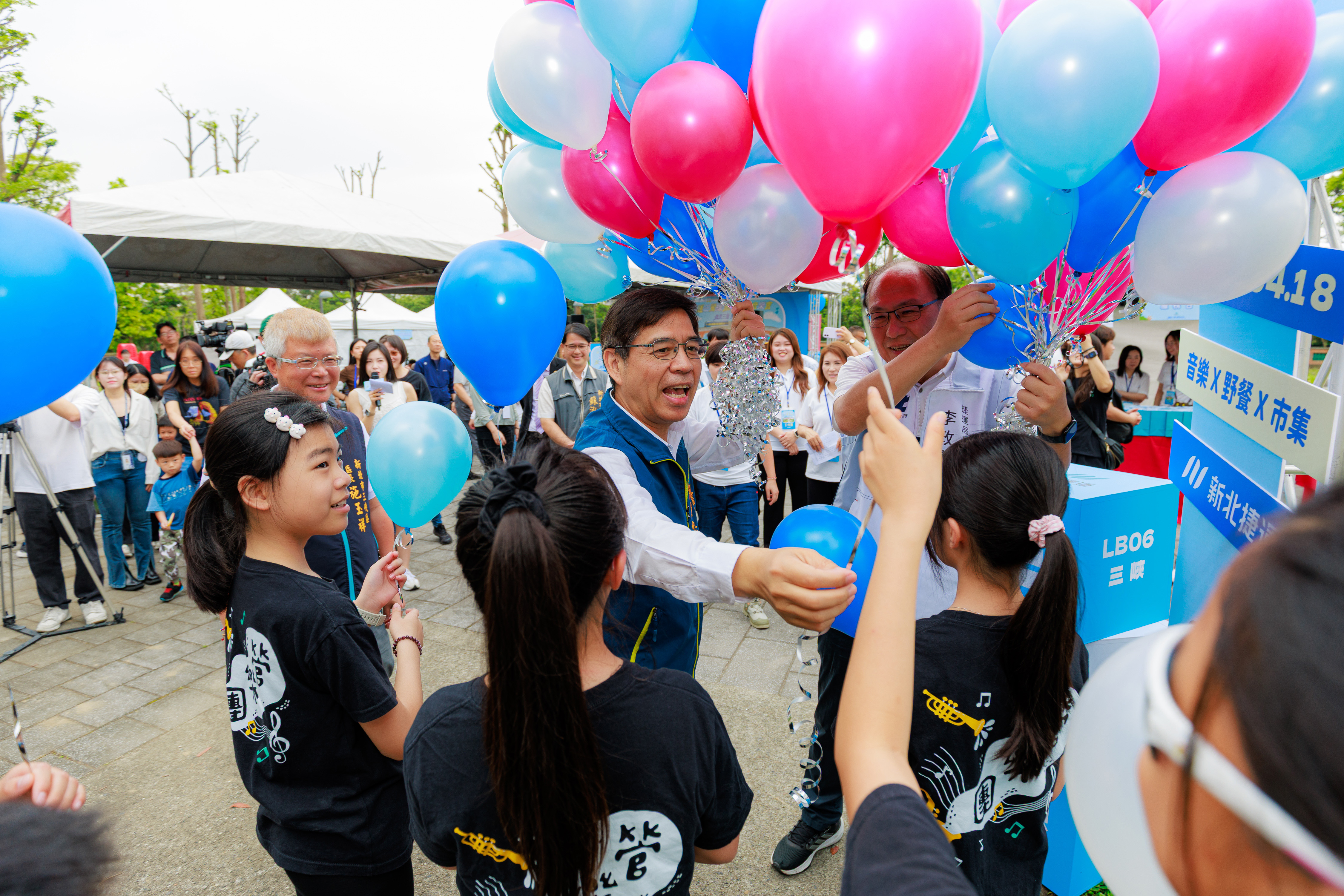 柯副秘發送氣球給小朋友