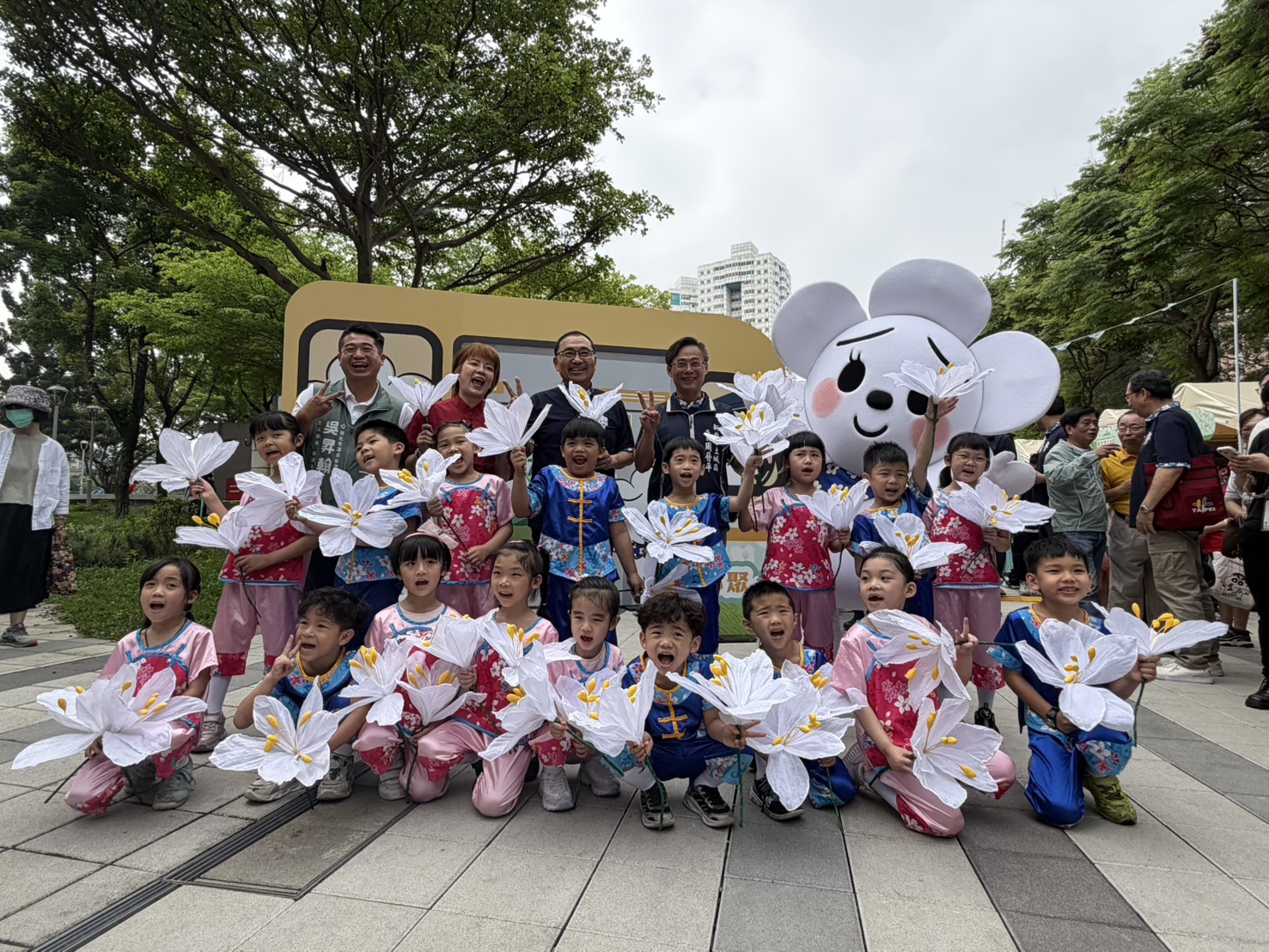 市長及小朋友與活動吉祥物<發桐醬>合照