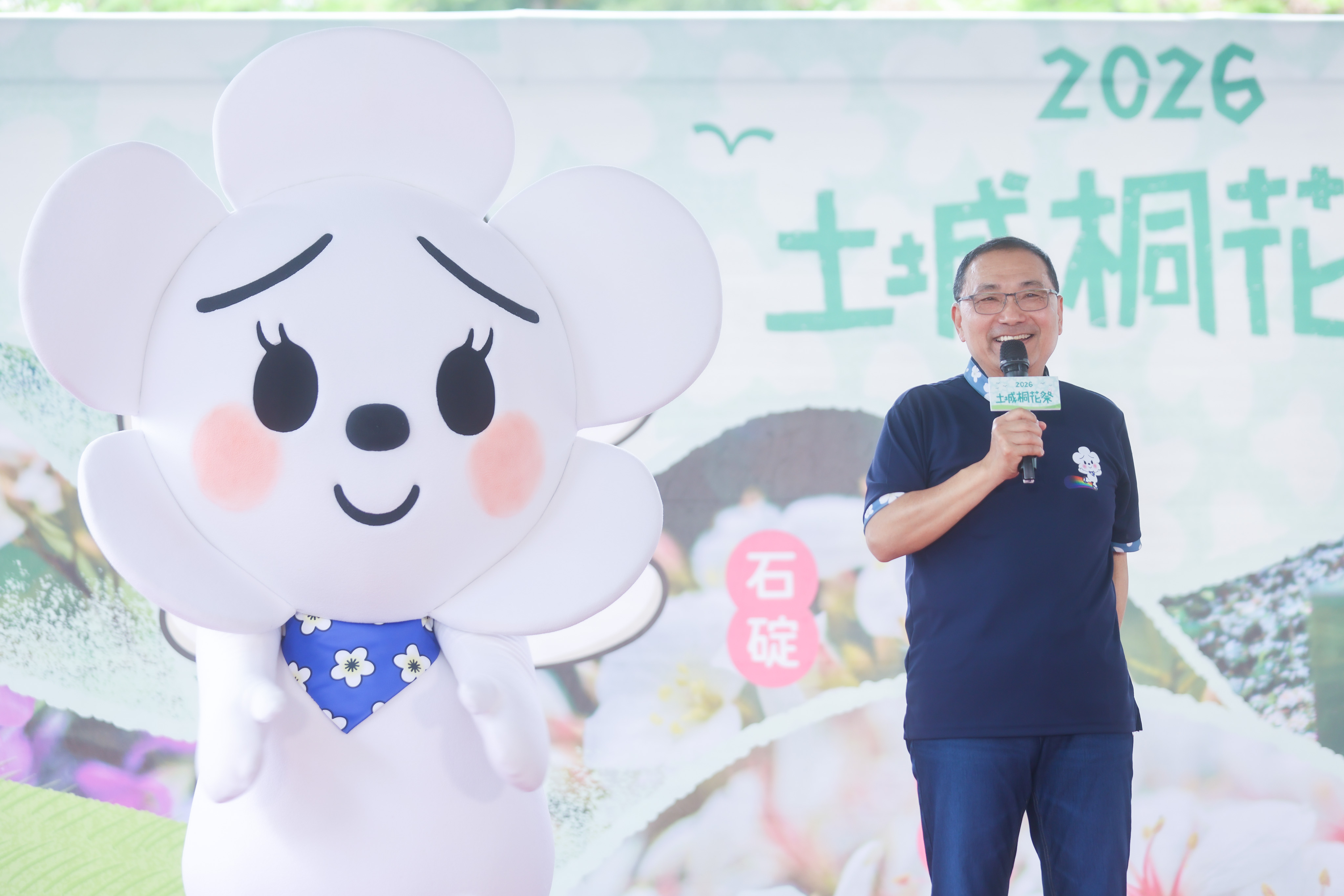 「2026新北市客家桐花祭」今（18）日於土城區捷運海山站廣場揭幕，首度推出年度專屬代言人「發桐醬」。