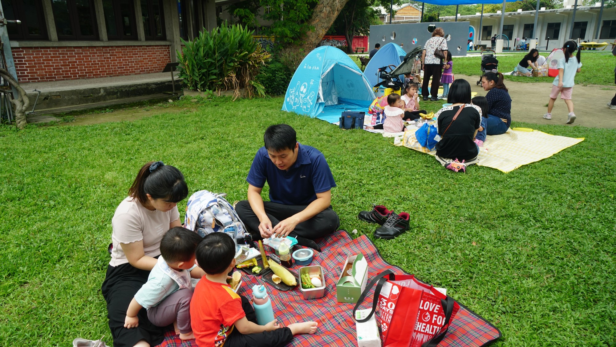 蔬食野餐嘉年華活動讓民眾在草地上席地而坐，感受與土地零距離的生活方式.jpg