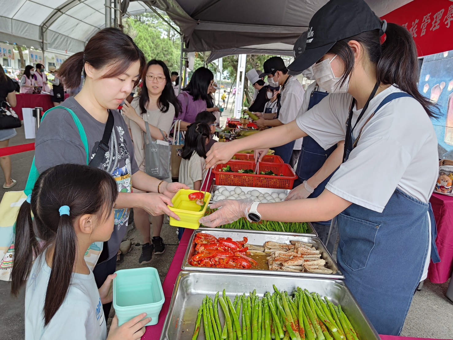 民眾自備環保餐具享用由輔仁大學民生學院餐旅管理學系師生精心準備的健康蔬食料理.jpg