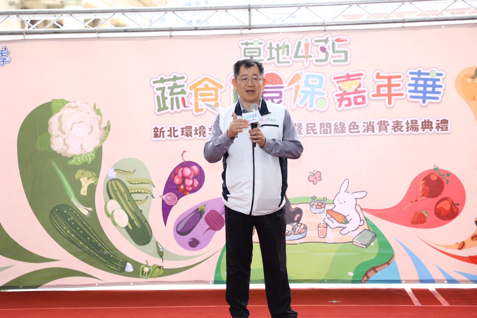 朱副局長表示，環保局近年積極推動「淨零生活轉型」，從食、衣、住、行、育樂、購全面深化減碳行動，並透過公私協力推動永續發展.jpg