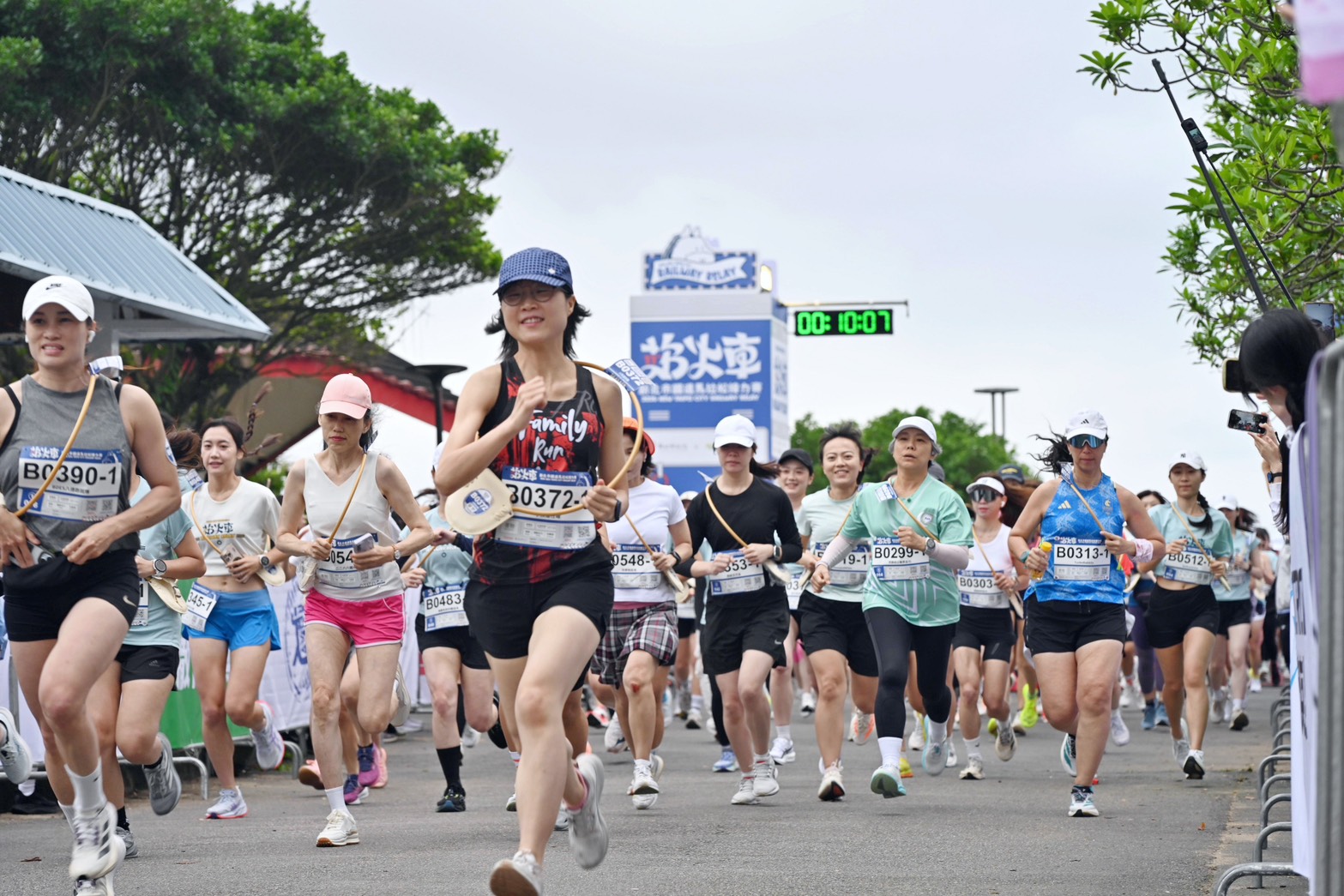 全臺指標性運動賽事「新北市鐵道馬拉松接力賽」今（19）日開跑。