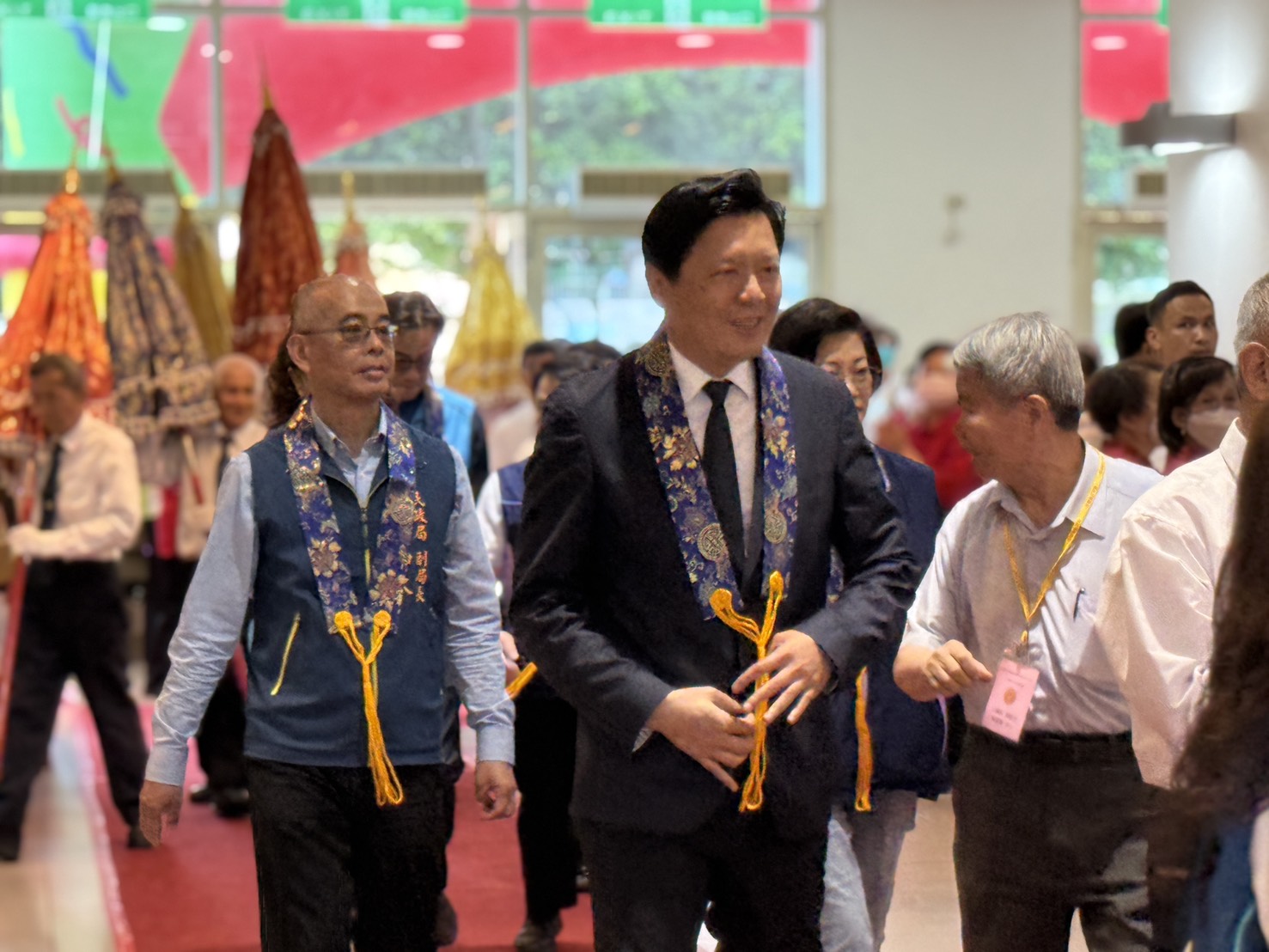 新北市佛教會今（19）日邀集各界僧眾於三重綜合體育館隆重舉行「浴佛節慶典大會」，副市長朱惕之上午特別前往會場浴佛。