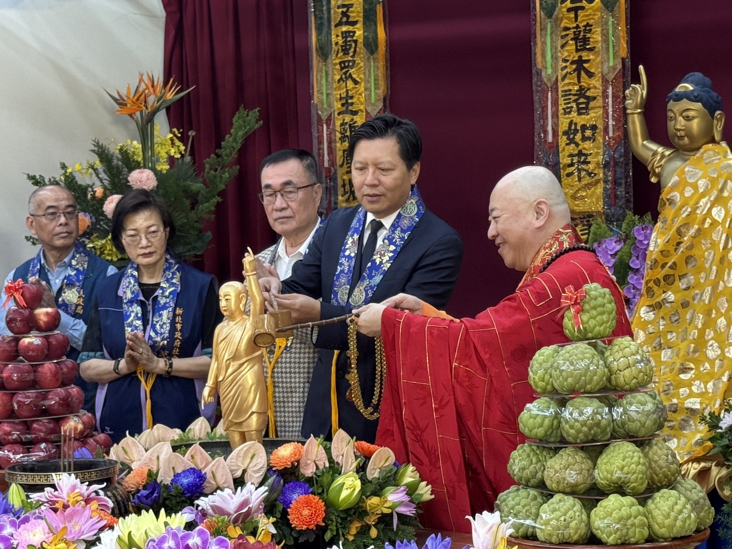副市長朱惕之在新北市佛教會理事長如乘法師陪同下，一同手持淨杓灌沐佛身，象徵洗滌心靈塵垢，傳遞佛陀的慈悲與智慧。