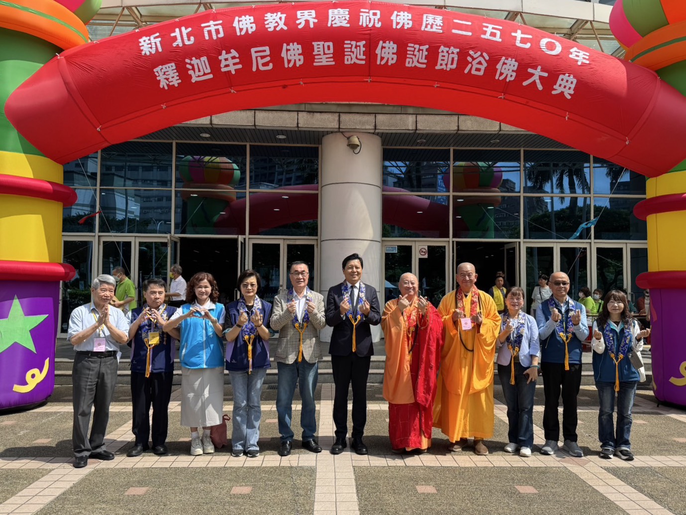 朱副市長與新北市佛教會等合影。