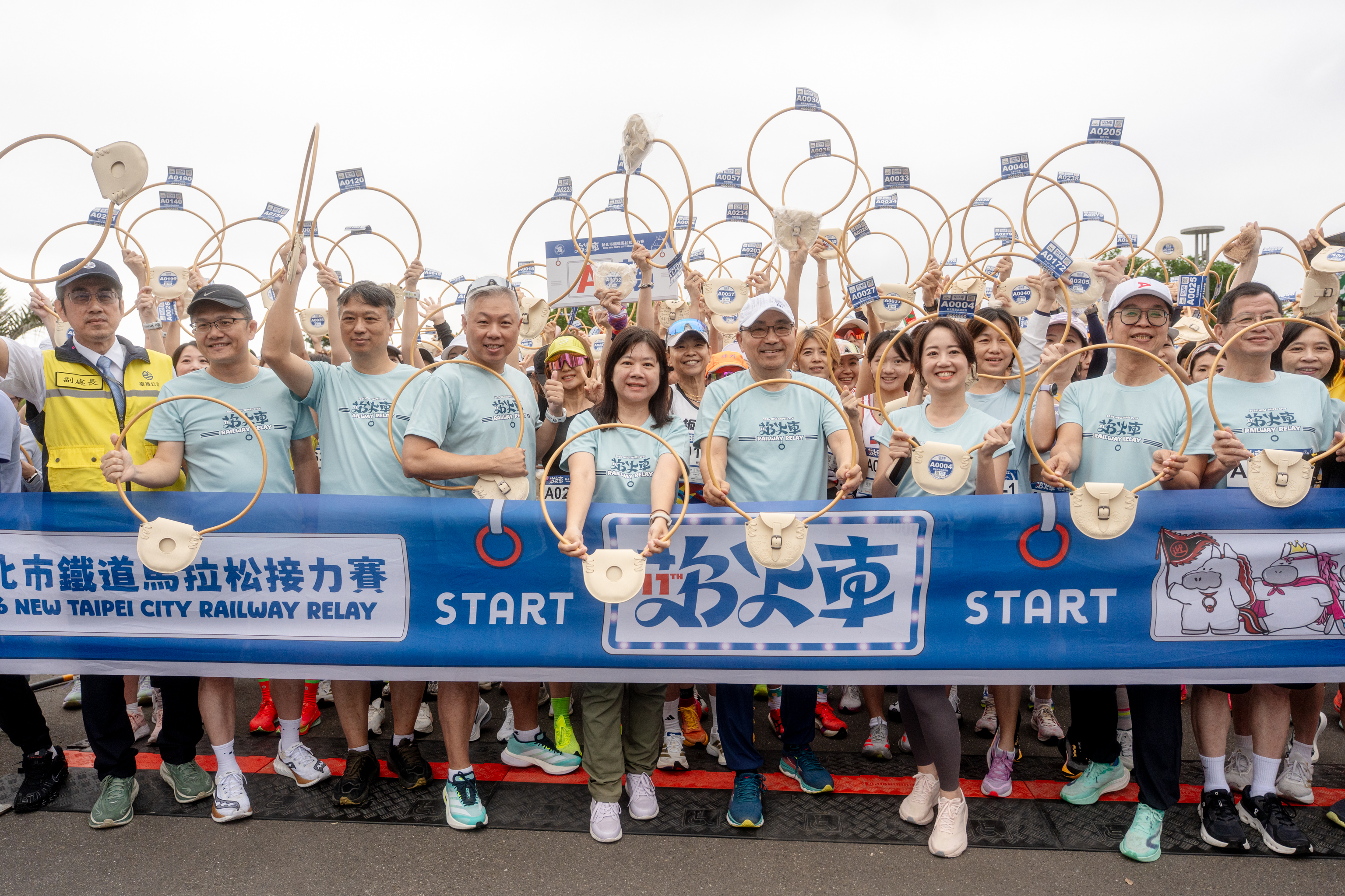  2026新北市鐵道馬拉松接力賽由市長侯友宜、觀旅局局長楊宗珉及與會貴賓持接力環合影，預祝活動順利。