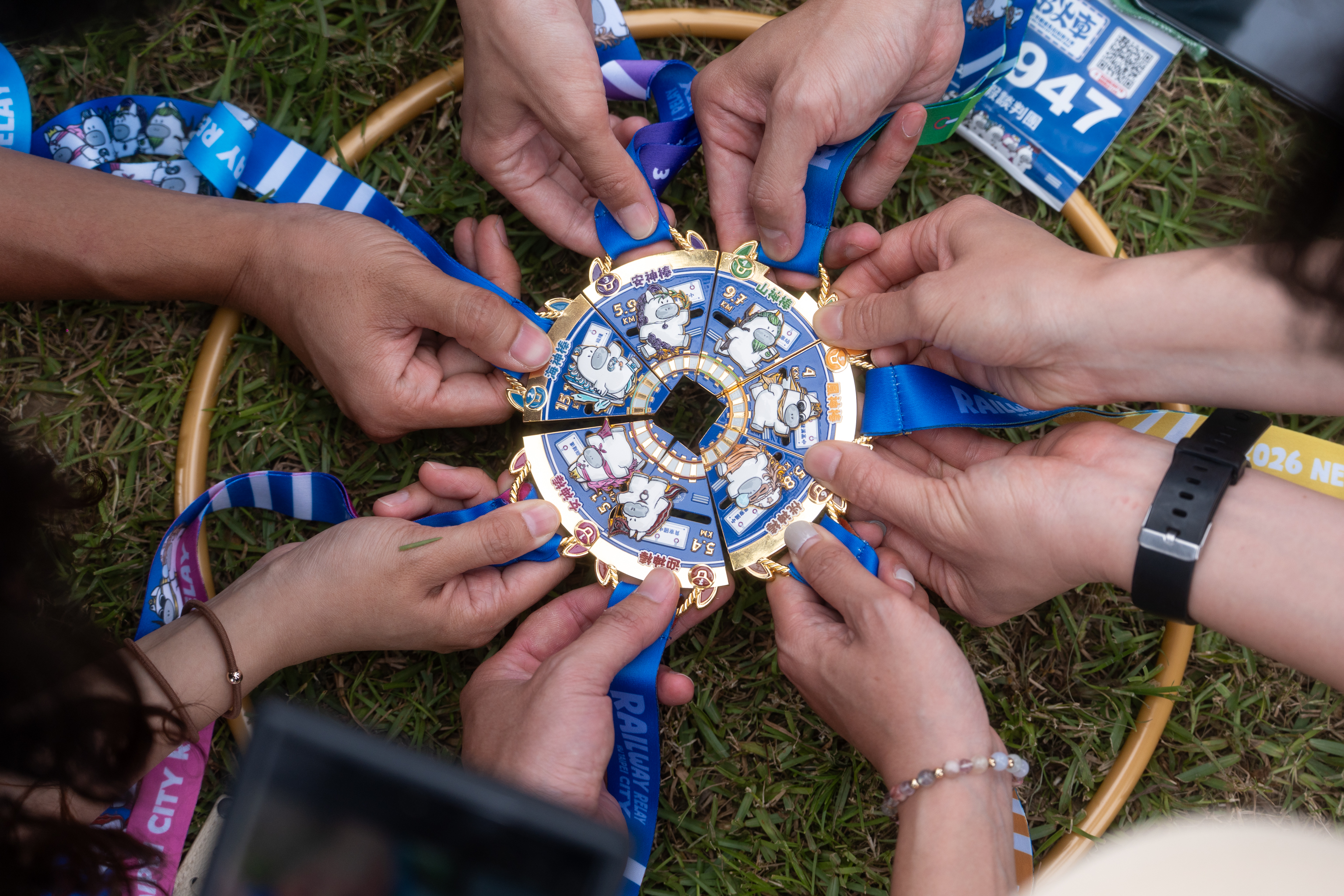  11週年鐵道馬完賽獎牌首度升級「滑軌設計」，獎牌上的七神IP角色可來回滑動，動感十足。