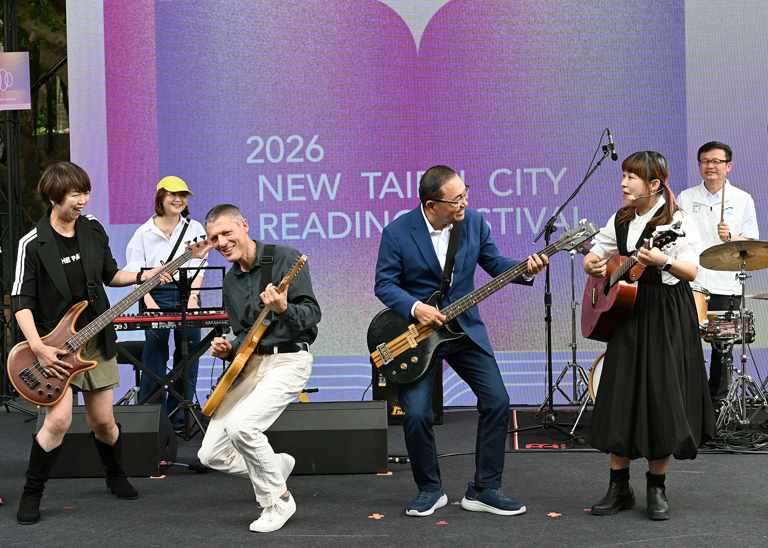 新北市長侯友宜化身電吉他手，為2026新北閱讀節揭開序幕
