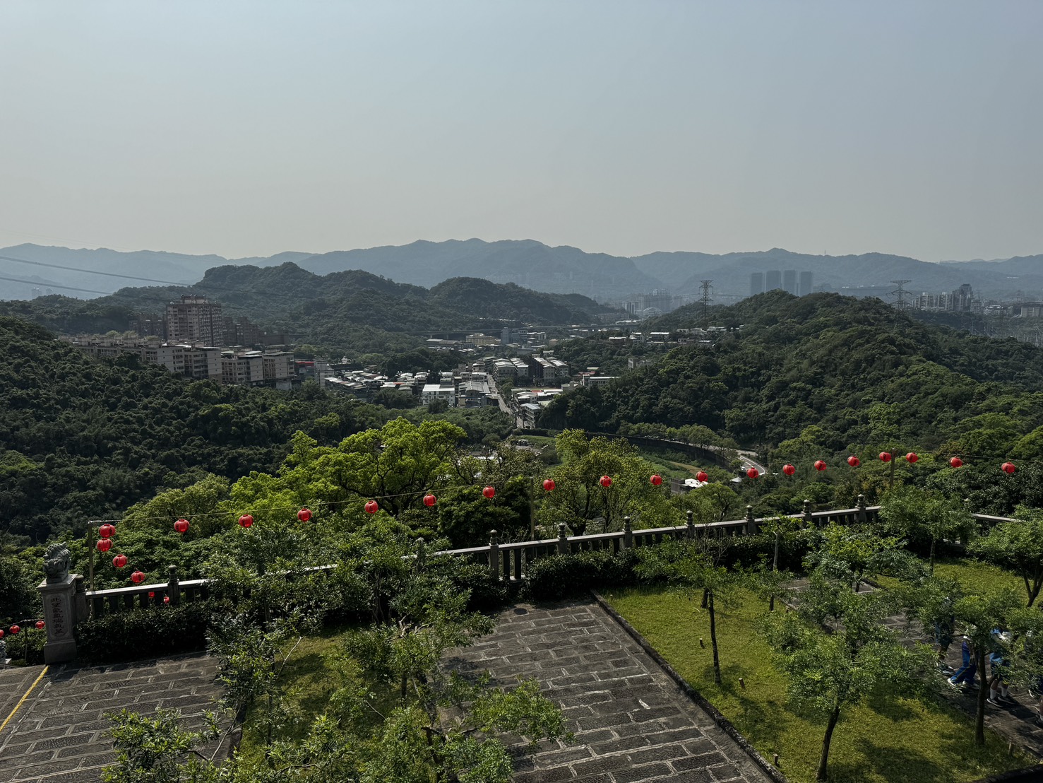 汐止舊名「水返腳」，長年多雨，從屋簷落下的雨聲，到坡道、階梯與山徑所形成的日常路徑，雨與高度共同構成汐止獨有的生活節奏。