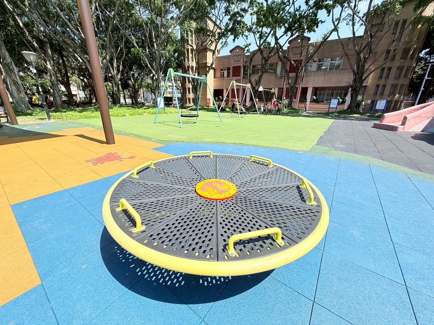 2.周邊配置滾珠搖滾盤