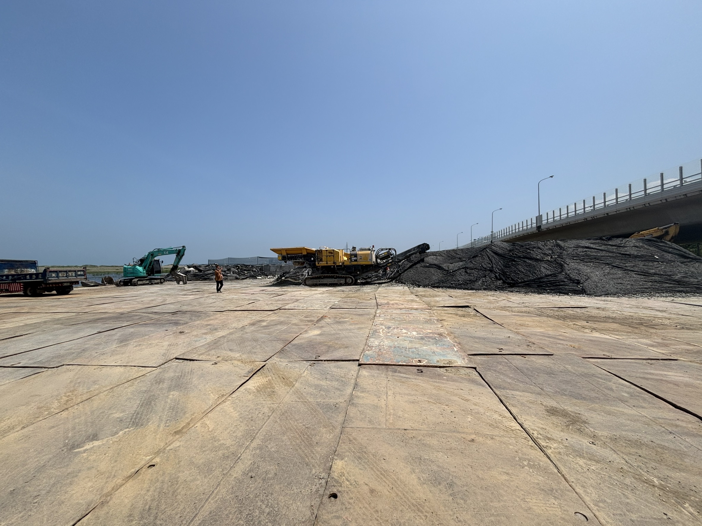 臺北港土方暫置區堆置之土石方，以帆布覆蓋，強化環境防護，降低對在地的衝擊。