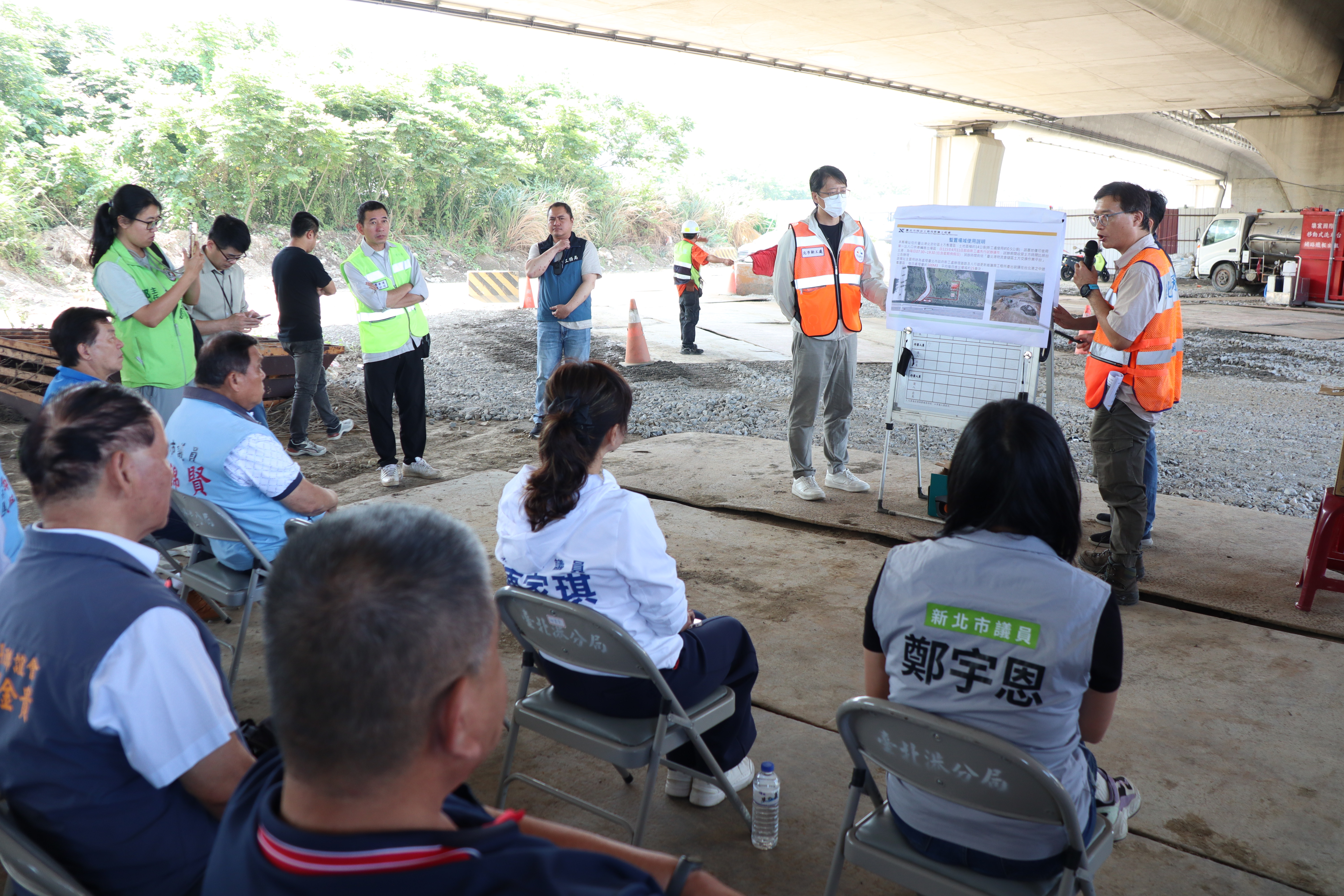 新北市政府會同臺北市政府及基隆港務分公司邀請議員及里長進行現地會勘，臺北市政府新工處代表說明臺北港土方暫置區試辦情形。
