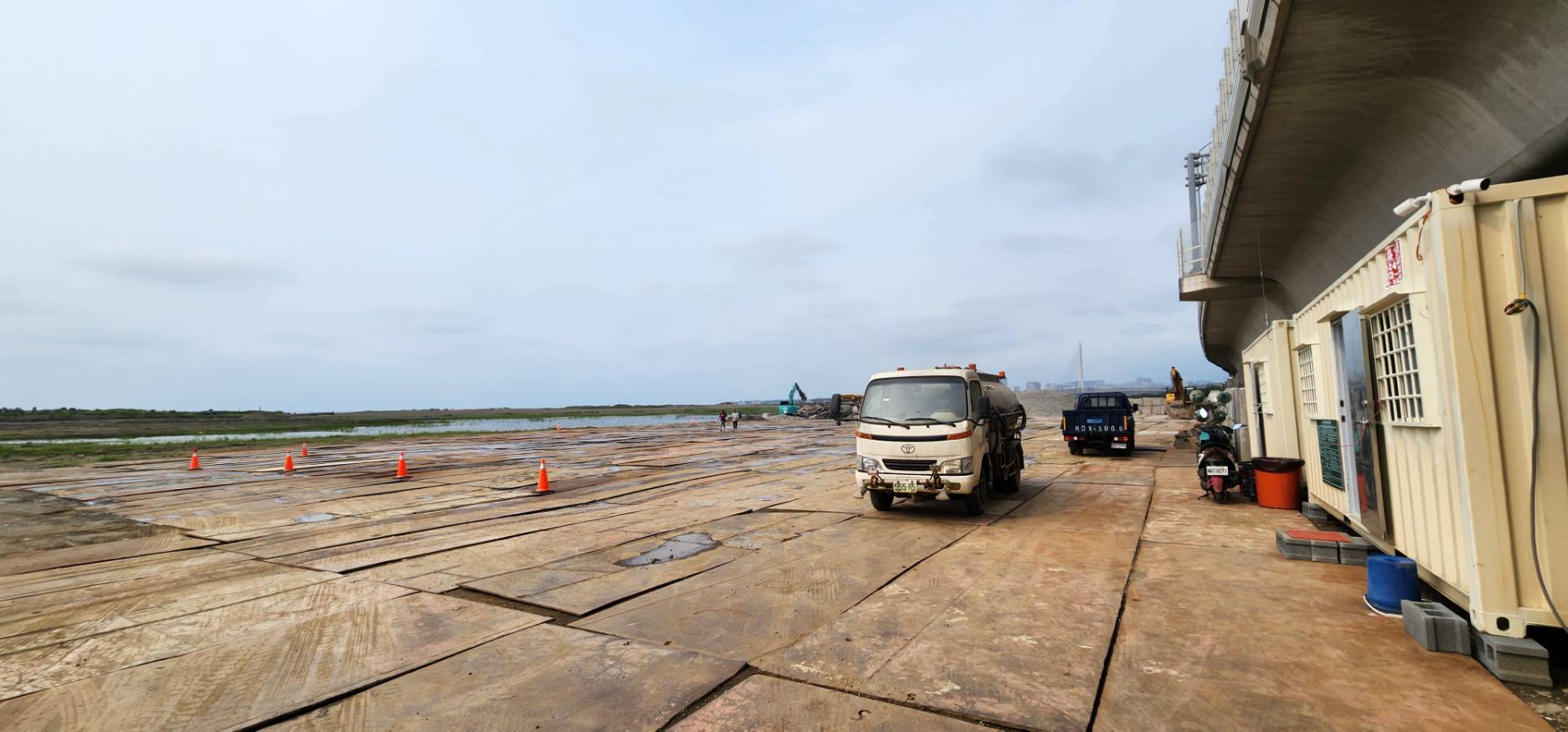 中央協調臺灣港務股份有限公司所提供臺北港土方暫置區，目前以臺北市新建工程處案件試辦中，已完成交通動線優化及環境防護相關措施。