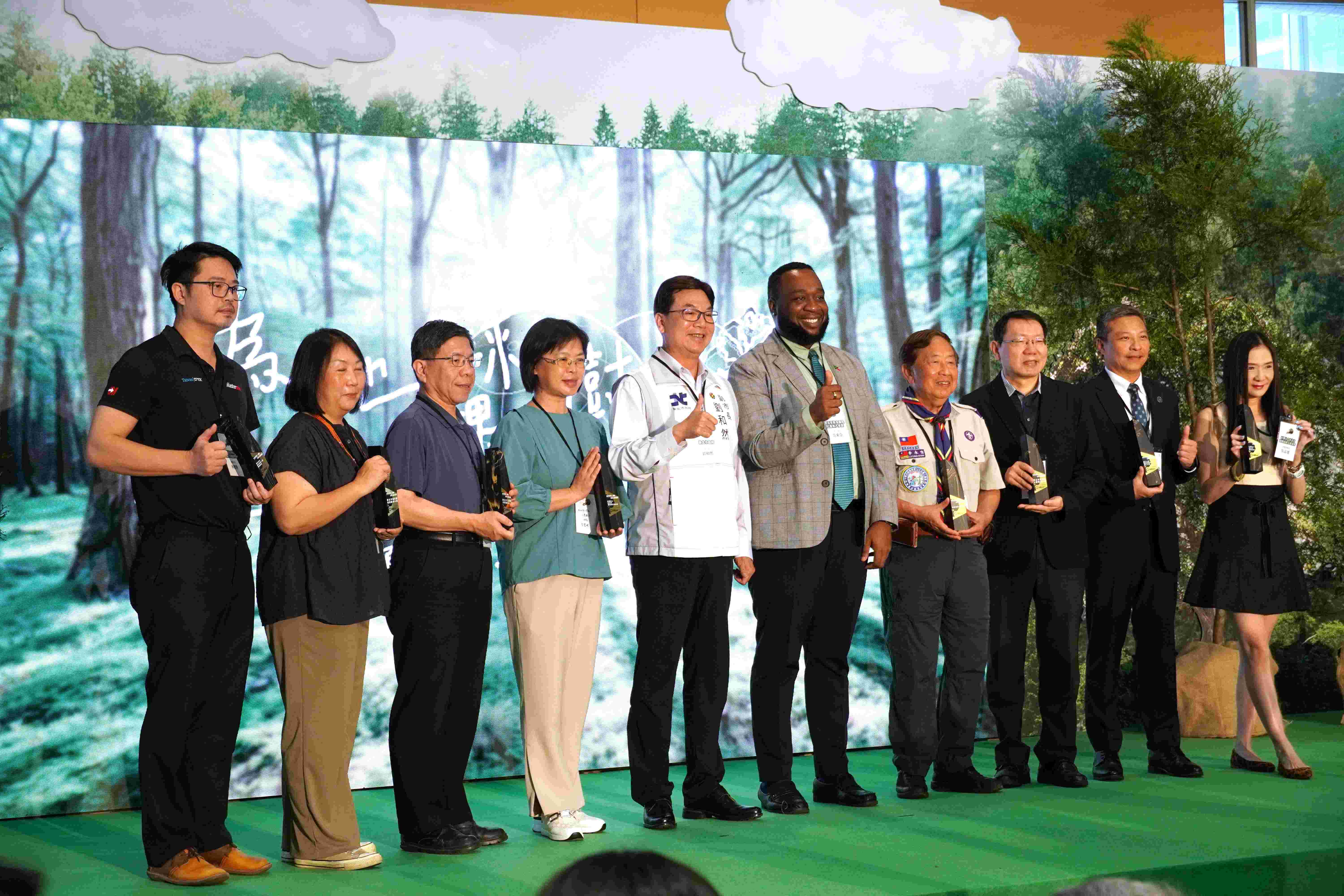  記者會現場頒發由回收大理石粉末製作的環保感謝獎座，表揚59家積極參與植樹行動之企業、團體及學校