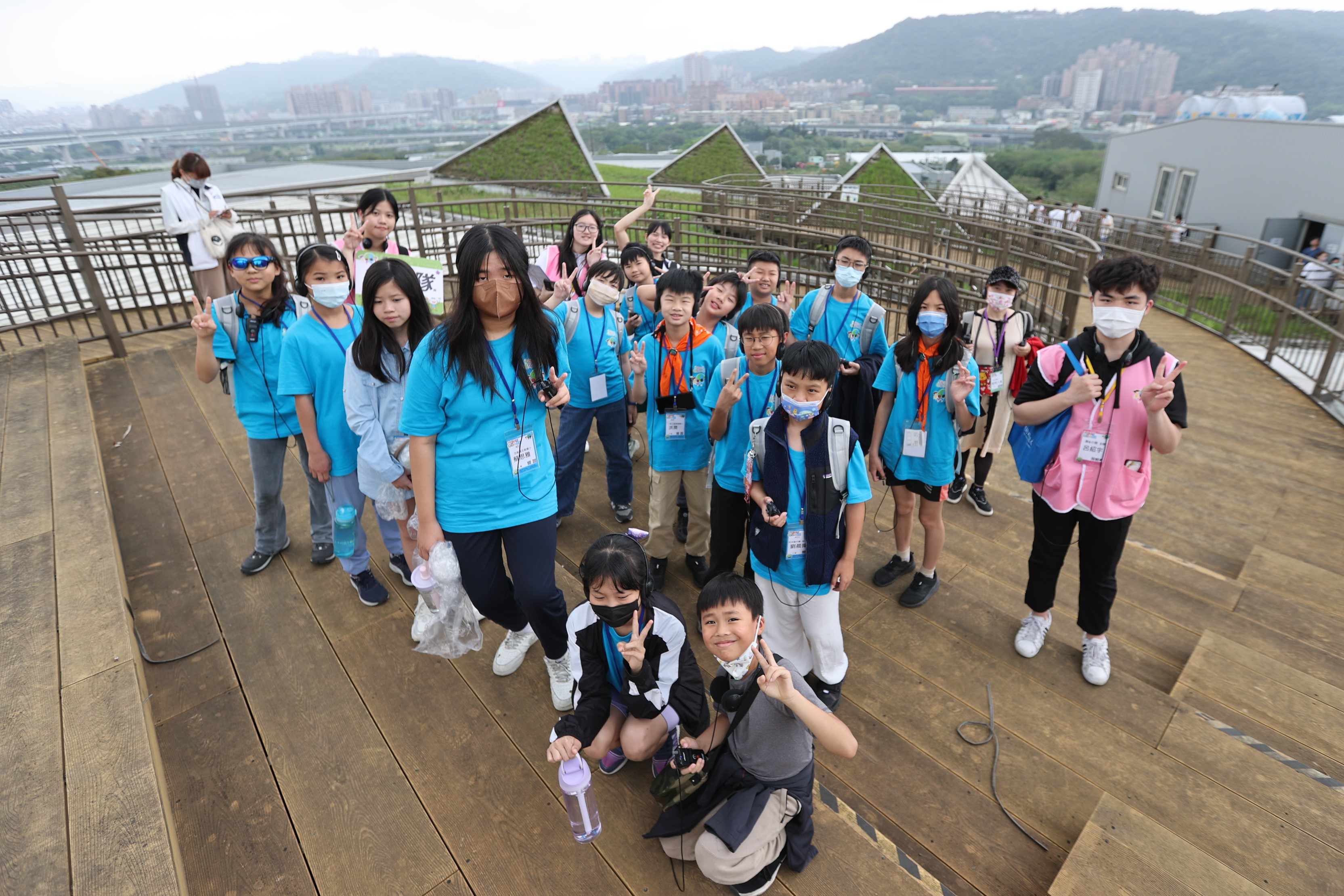 站上AI分選廠屋頂觀景平台，環保小局長遠眺五股夏綠地，從眼前景致看見昔日垃圾山翻轉再生的永續成果.JPG