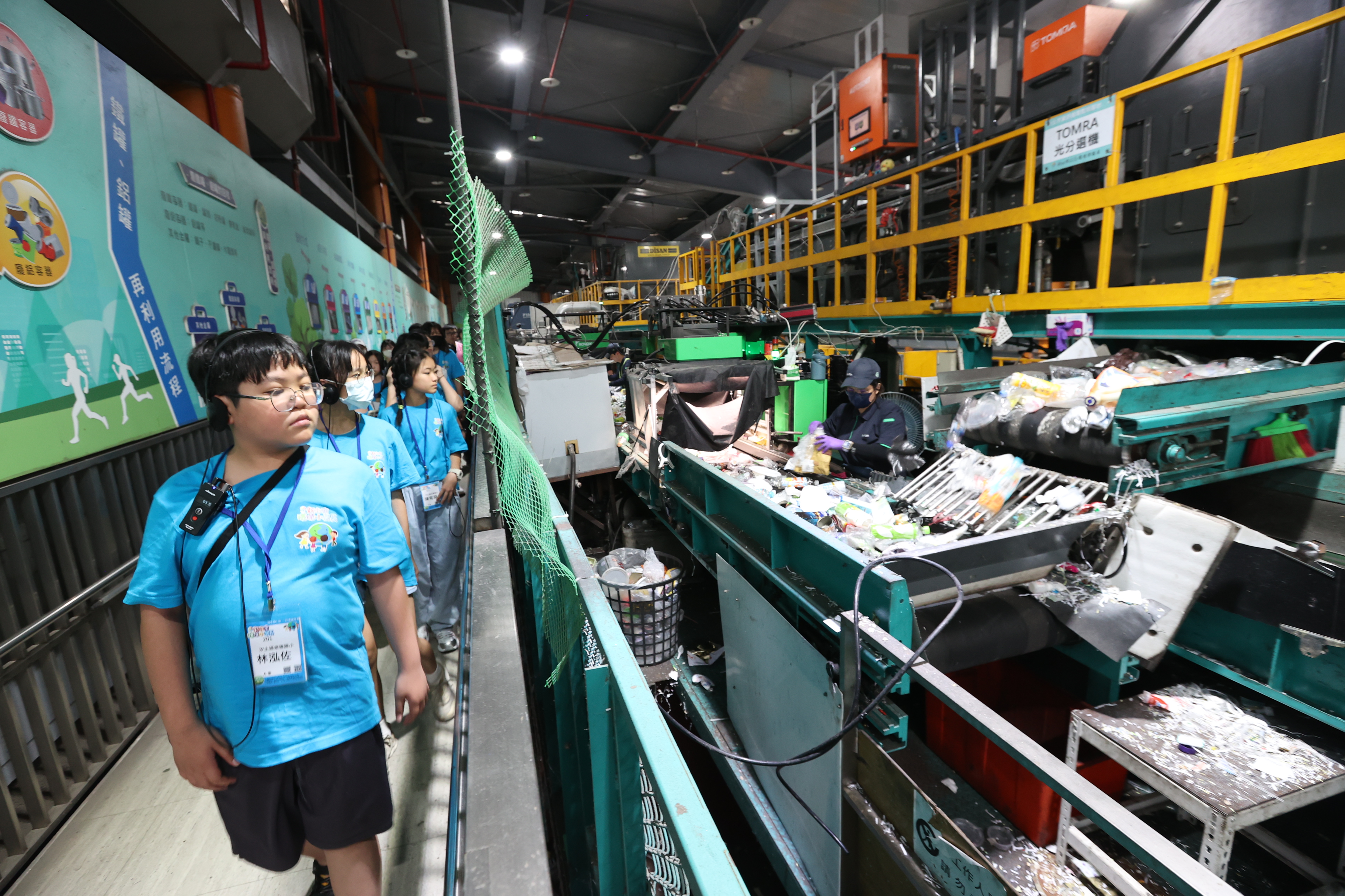 在資源循環教育基地中，環保小局長近距離觀察光分選機作業，見證回收物自動分類與效率提升的實際運作.JPG
