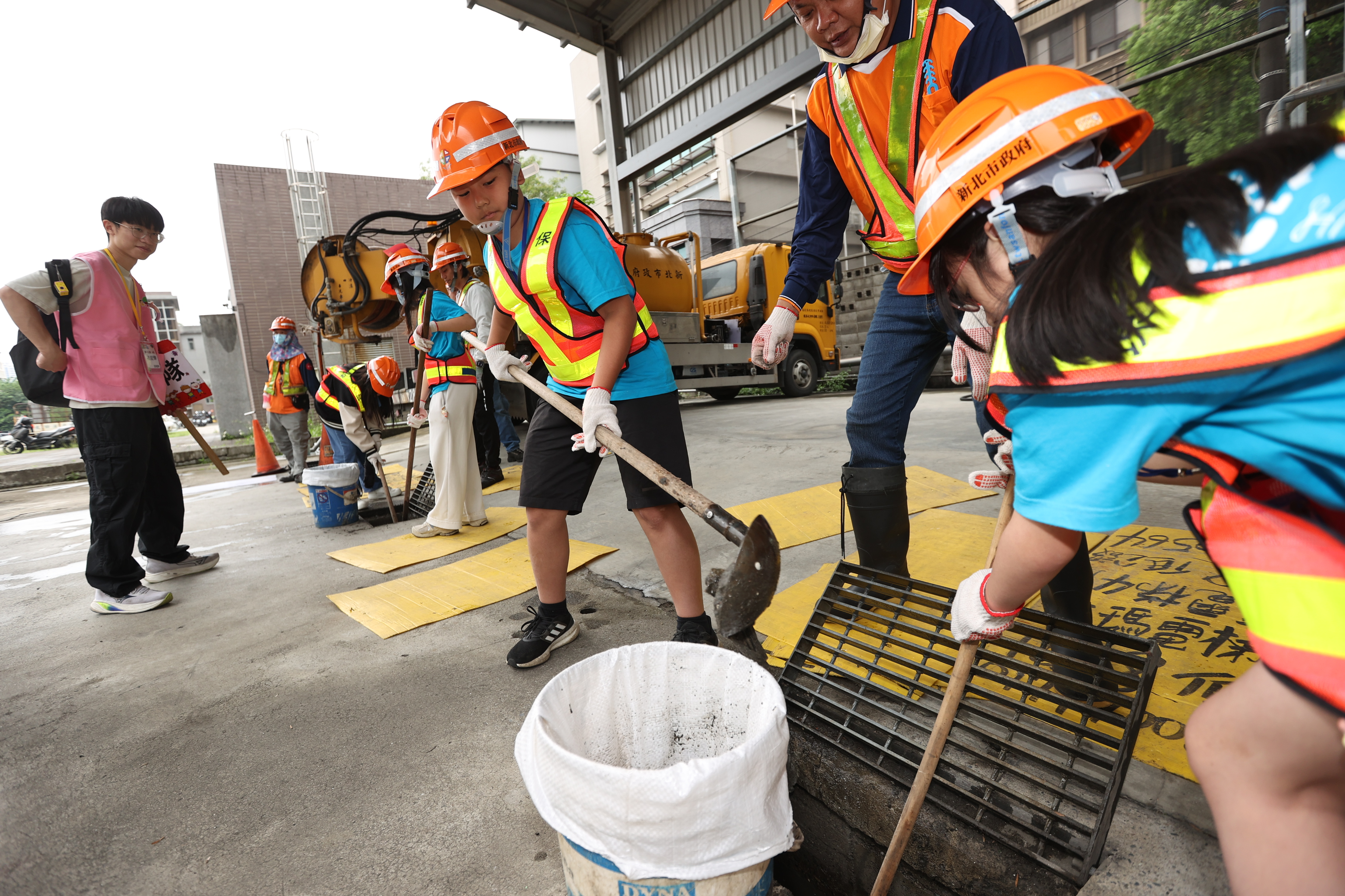 「清溝實戰」從開啟側溝蓋到鏟除淤泥與落葉、裝袋集中，逐步完成清溝實作，體驗第一線環境維護工作.JPG