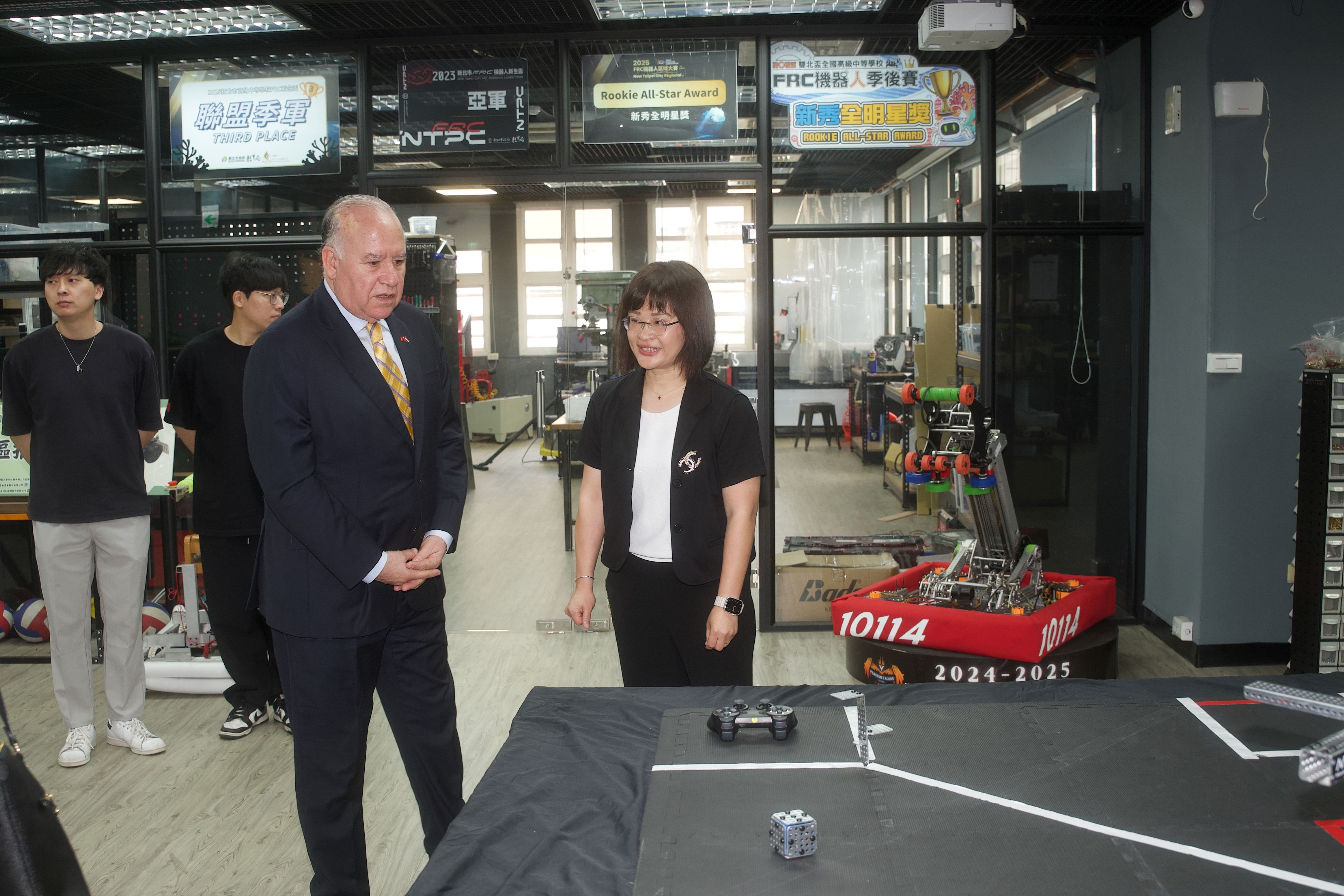 錦和高中張純寧校長向傅達耀大使介紹校內的科技中心