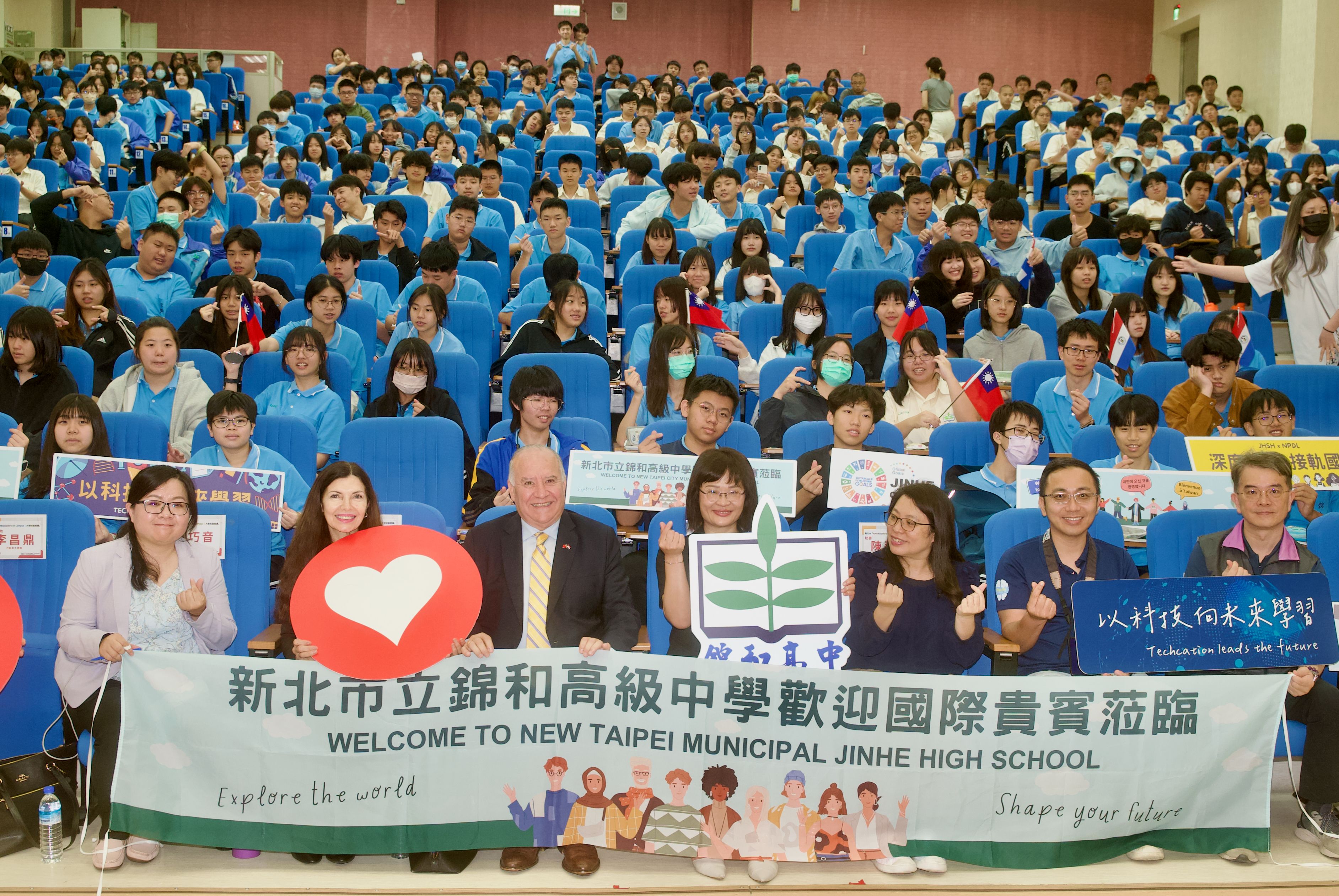 傅達耀大使與錦和高中師生合影留念