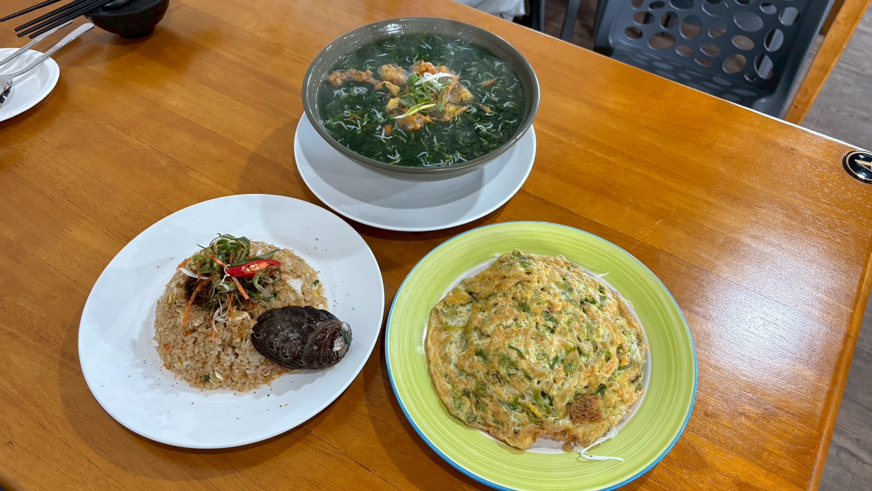 青海菜入湯清甜爽口，是春夏最具代表性的季節料理