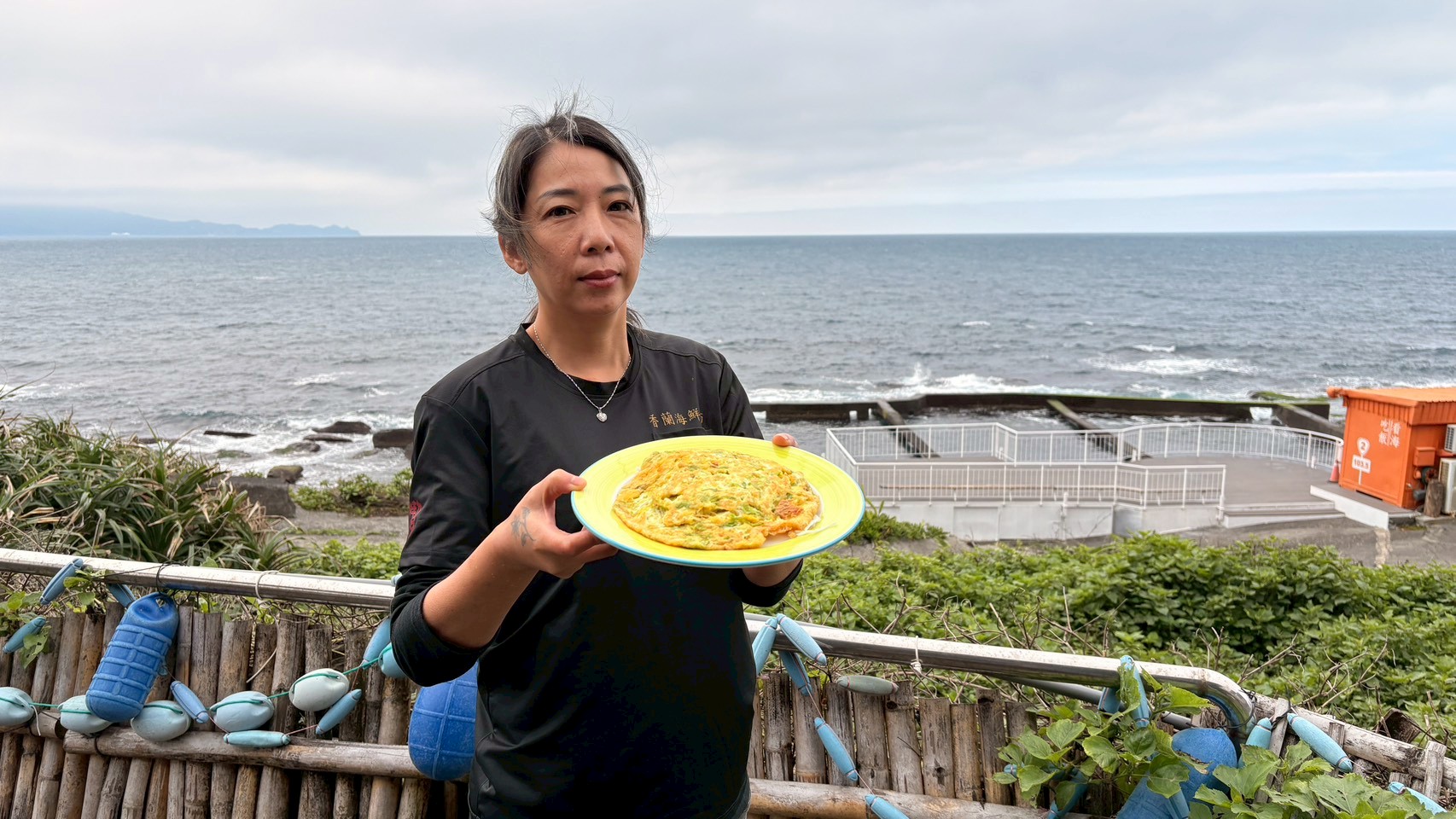 在地業者展示青海菜料理，展現漁村飲食文化的純樸與鮮美