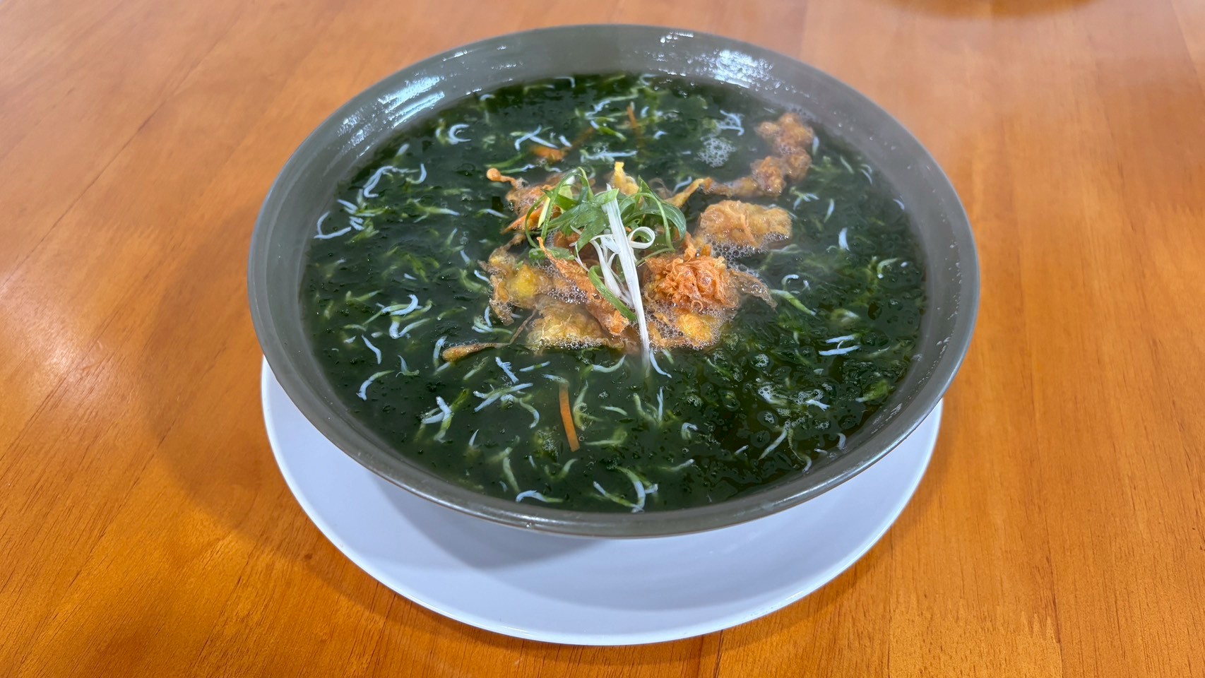 新鮮青海菜與蛋香結合，呈現東北角在地的家常鮮味