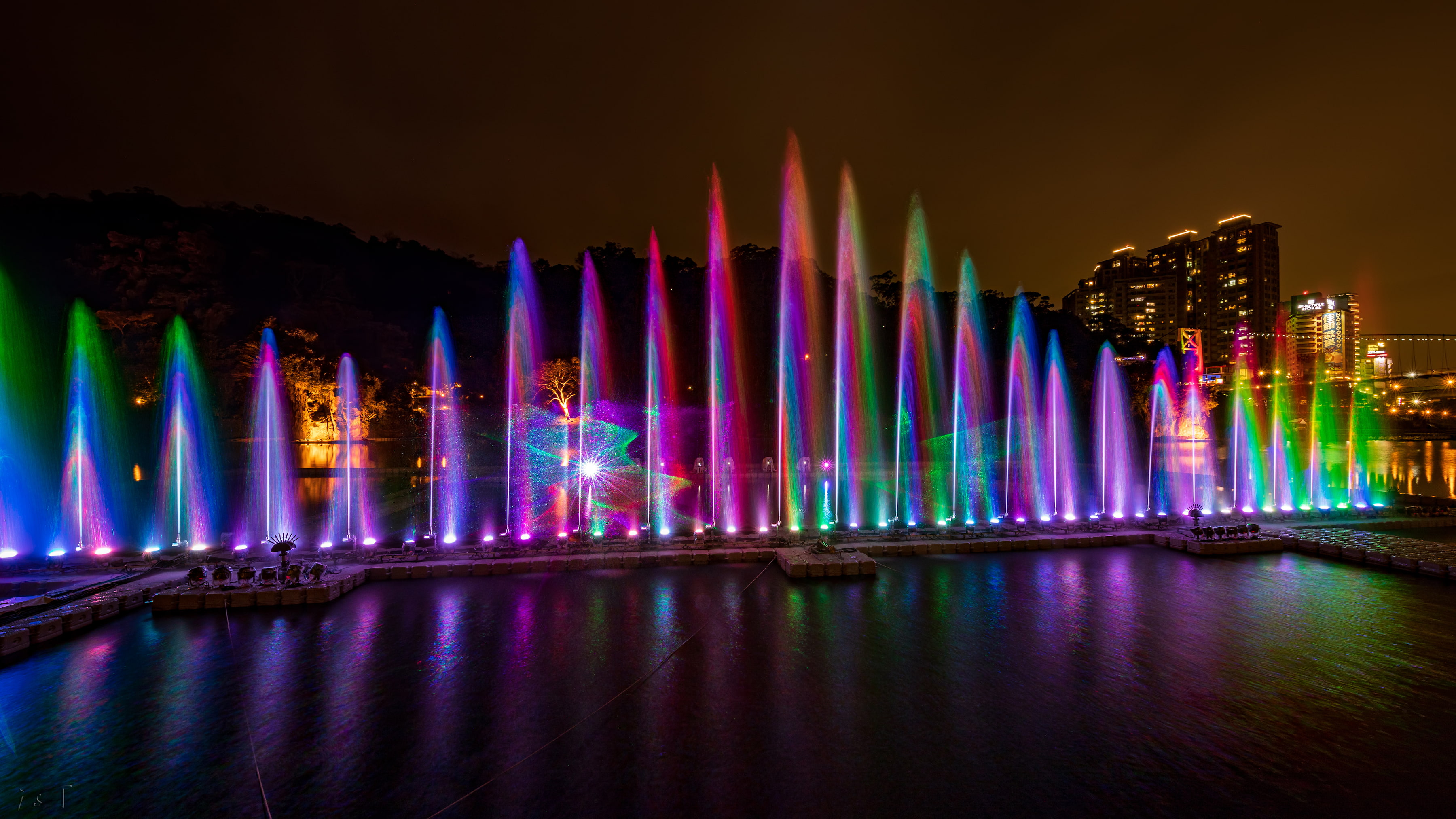 光影與水律的絕美對話！今年碧潭水舞以全新設計震撼視覺，用曼妙的舞姿點亮水岸夜色。(圖為活動資料照)