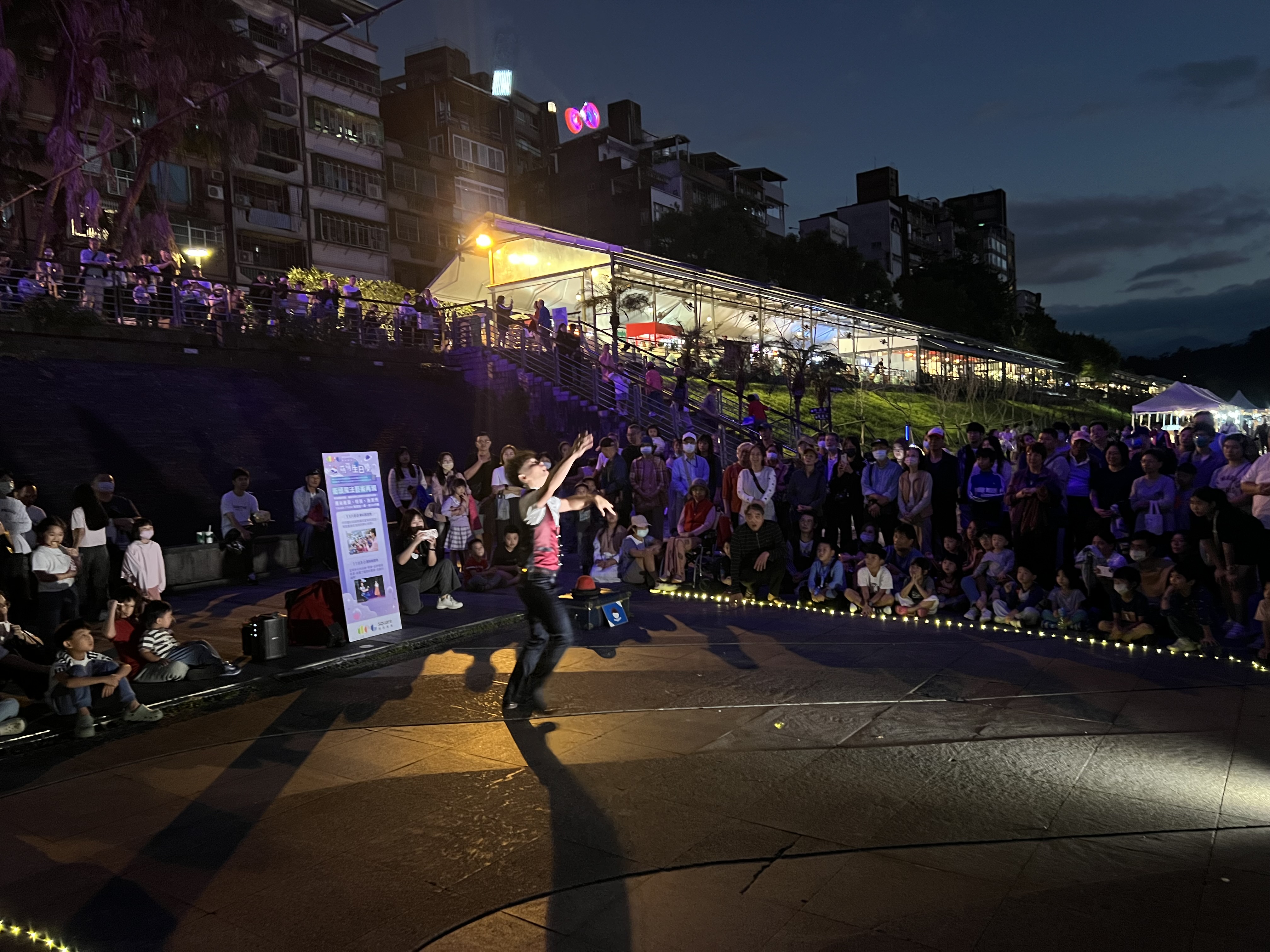 歡迎親子在水舞期間的週末，來到碧潭享受由DCC碧潭廣場規劃的街頭藝術饗宴，一同在水岸邊共度精彩的假日時光。(圖為活動資料照)