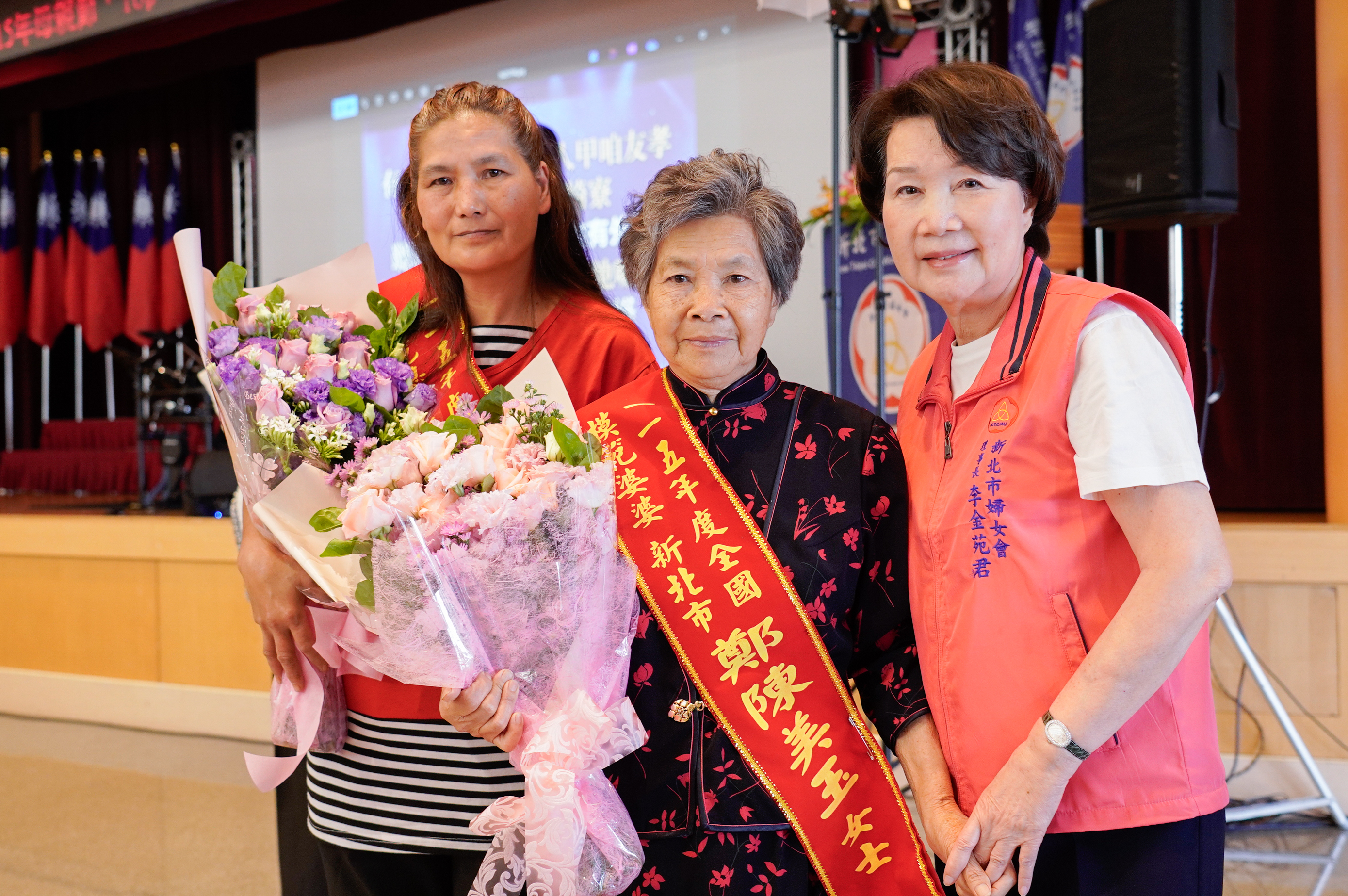  坪林區婆婆鄭陳美玉和媳婦陳淑華情同母女、相互扶持，受到新北市婦女會理事長李金苑君頒獎表揚。