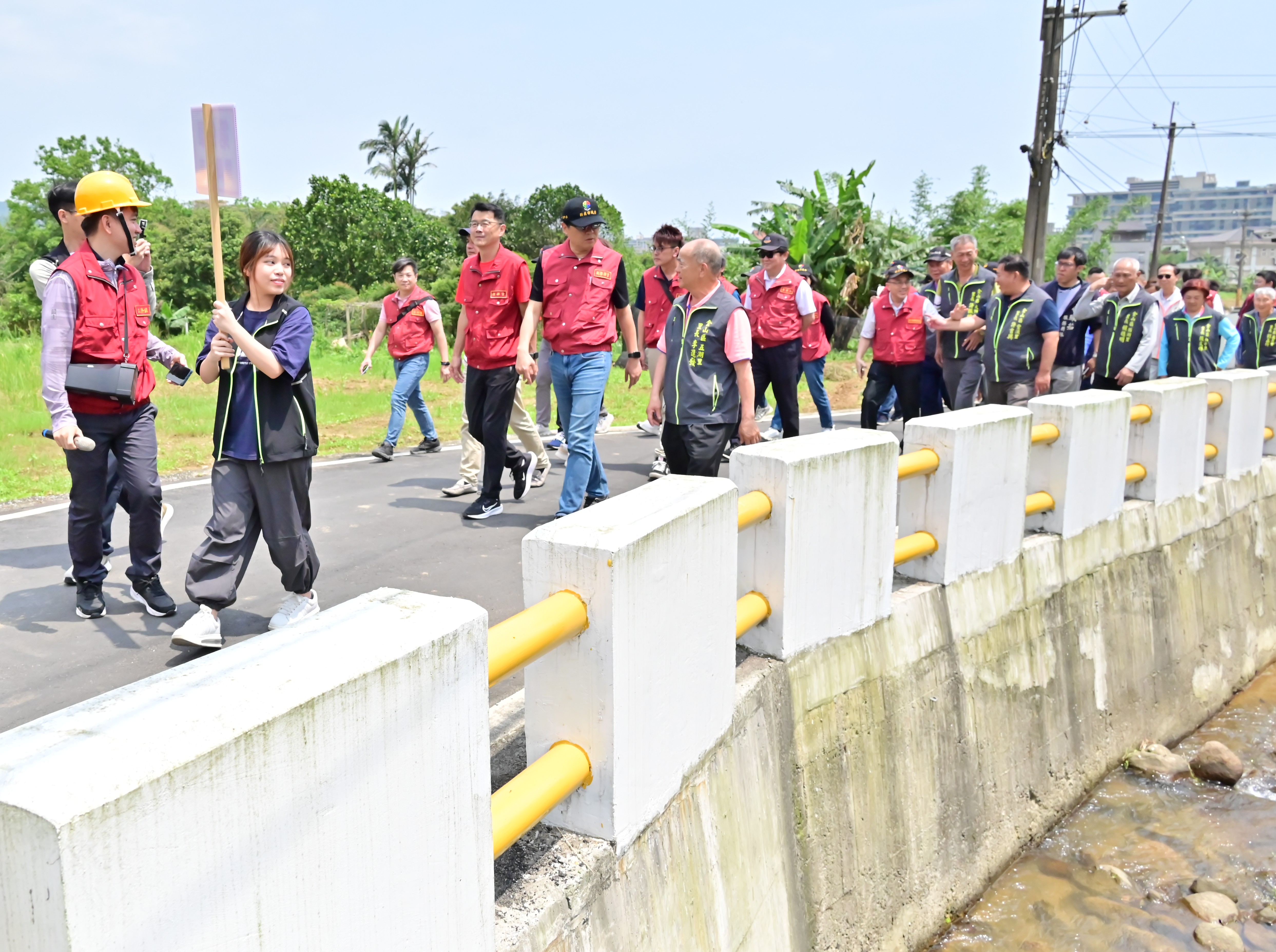01.朱副市長、區長及里長視察月眉溪上游護岸復建工程